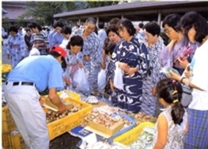 北関東一といわれる老神の朝市です。