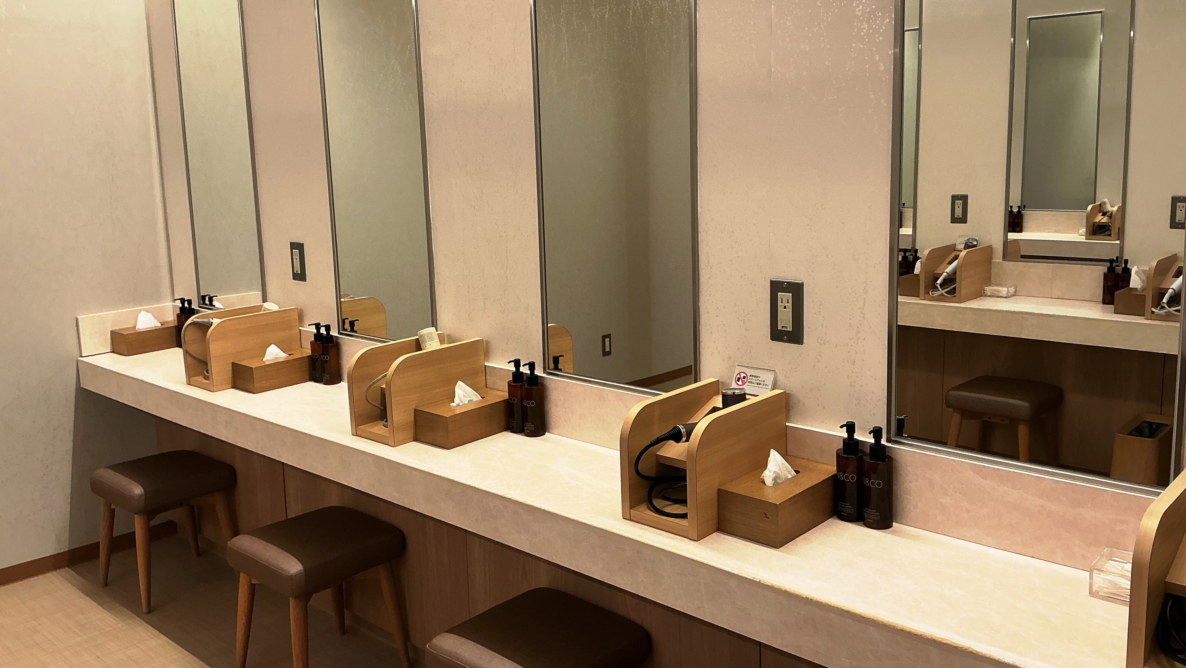 【コロナの湯パウダールーム】