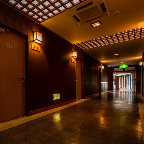 【館内/廊下】日常の喧騒から離れた静かな空間をお過ごしください。