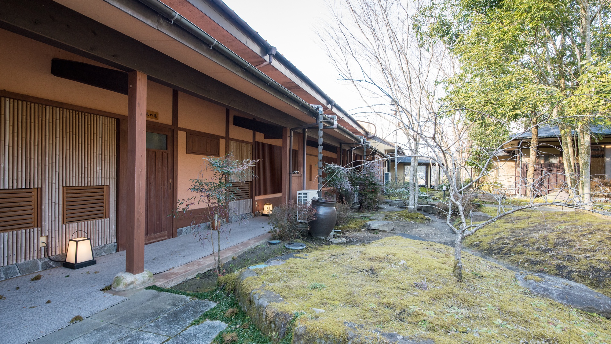 *【屋外施設(中庭)】季節のお花や木々がお庭を彩ります。