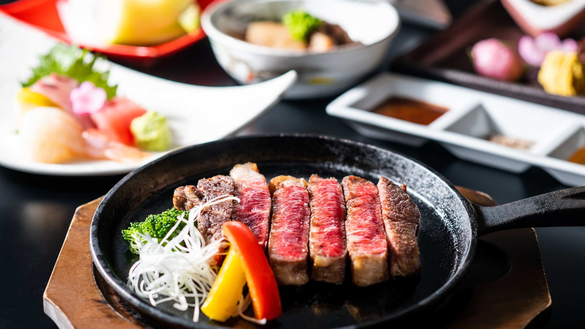 【宮崎牛ヒレステーキ】やわらかく、脂肪の少ない上品な味が特徴です。熱々の内にお召し上がりください！