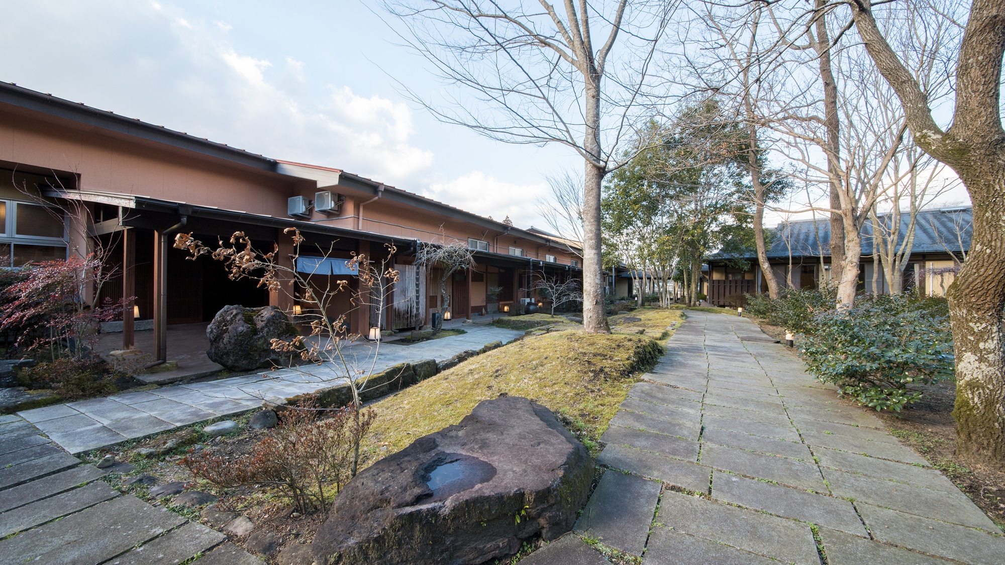 *【屋外施設(中庭)】日が沈む頃、建物はライトアップされ昼とは異なる表情をみせます。