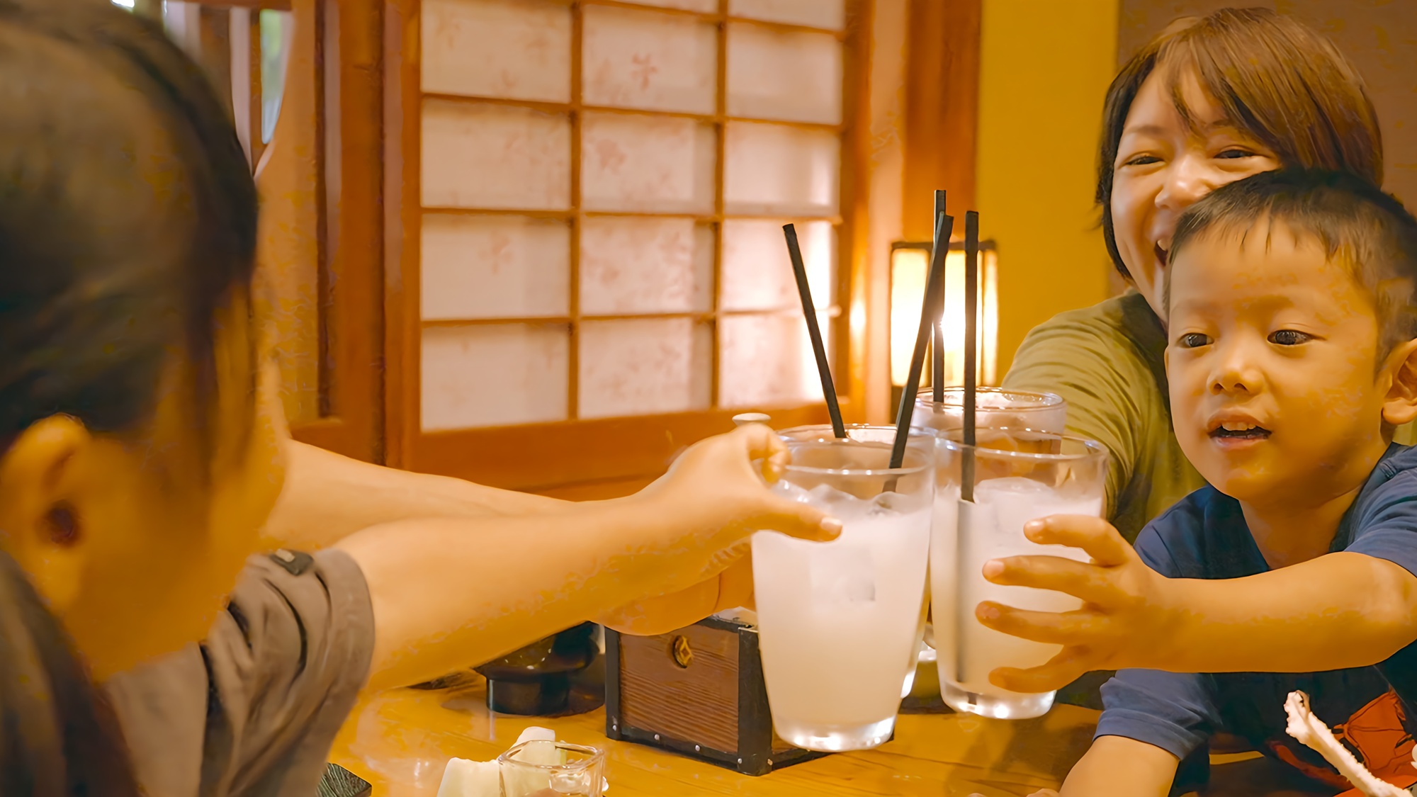 旅の思い出に、家族で「乾杯」。－ 賑わいのひとときも、和の空間でやさしく包まれて。