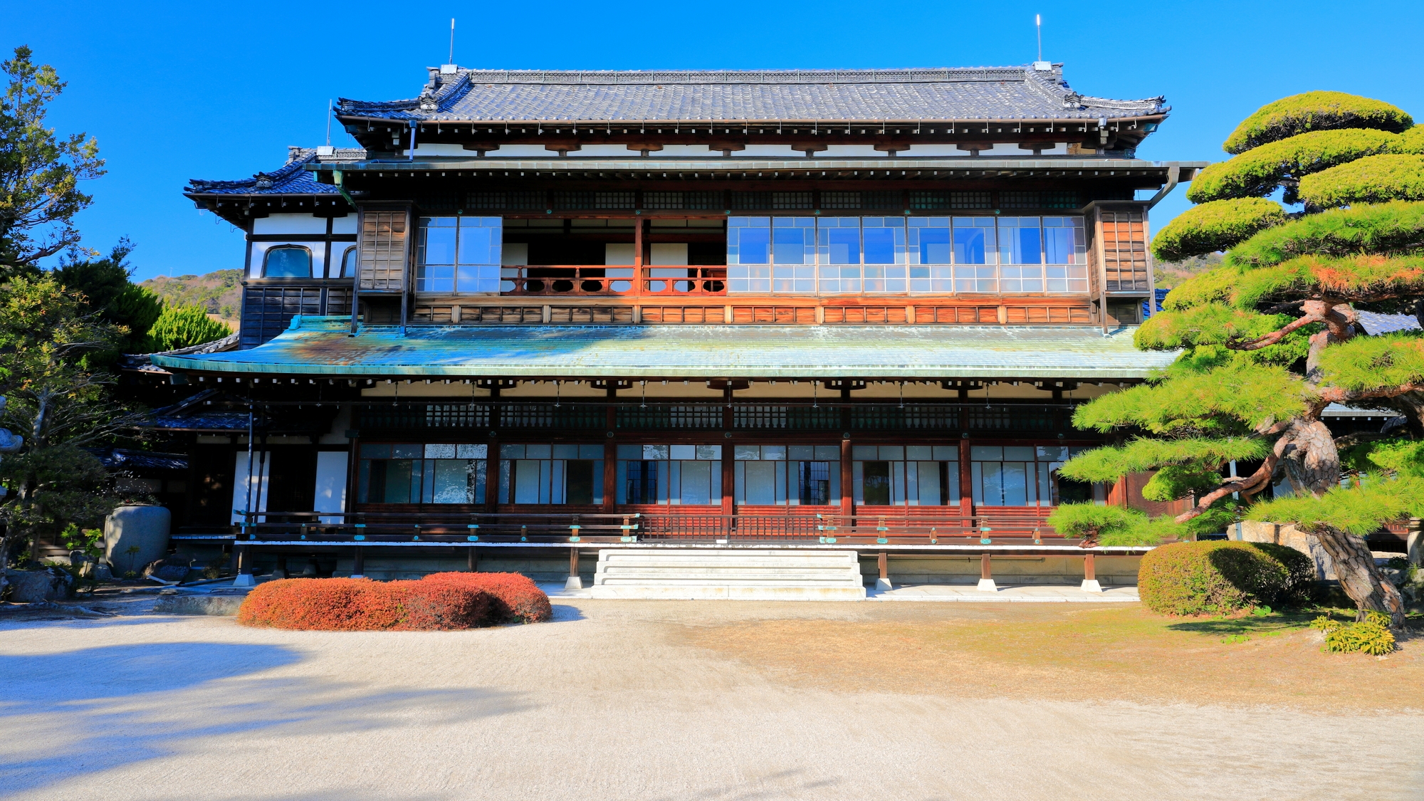 【当館から車で8分】大名毛利氏の旧邸宅と、歴史的な資料を展示する博物館「毛利氏庭園・毛利博物館」