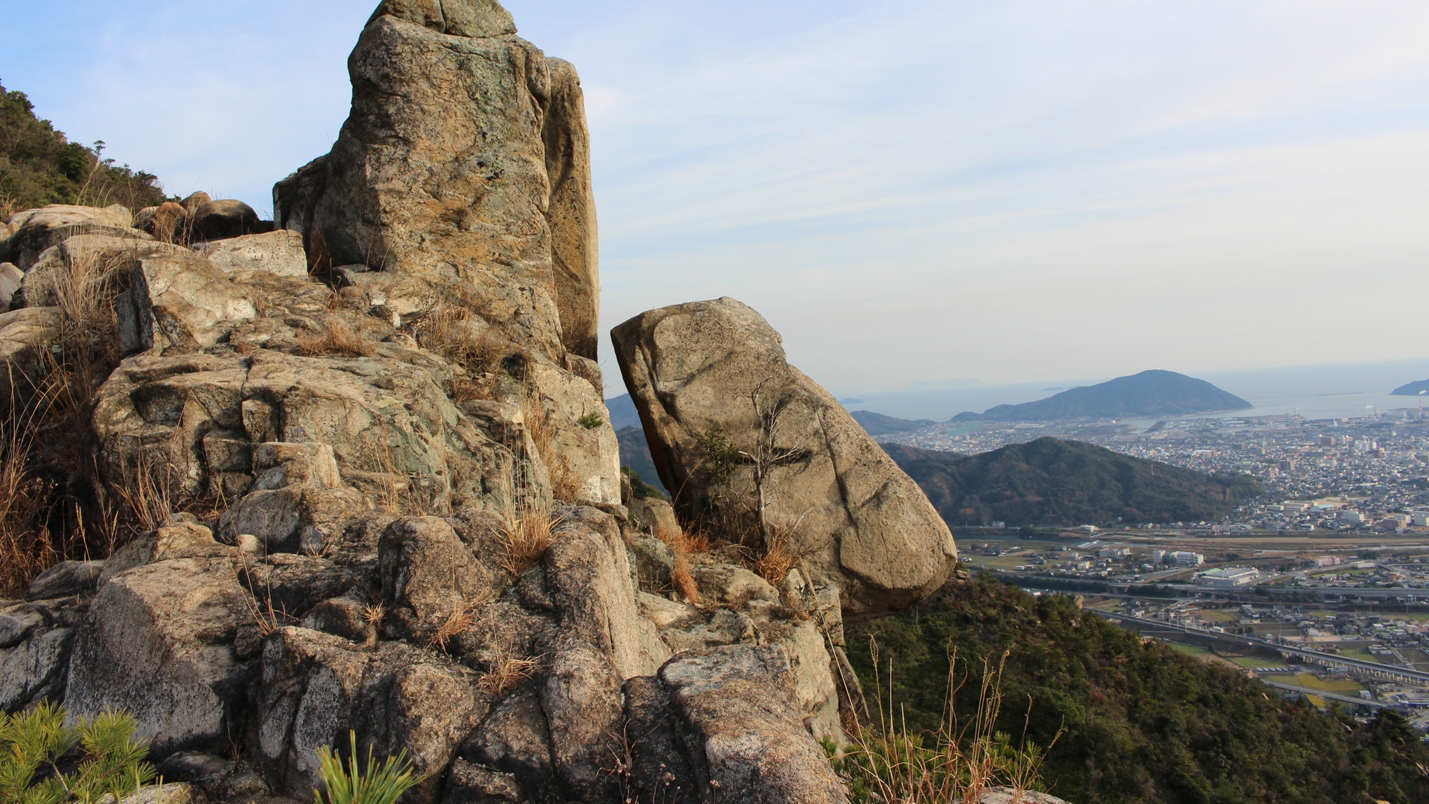 【当館から車で15分】山頂からの眺めが素晴らしく、ロッククライミングも楽しめる「右田ヶ岳」