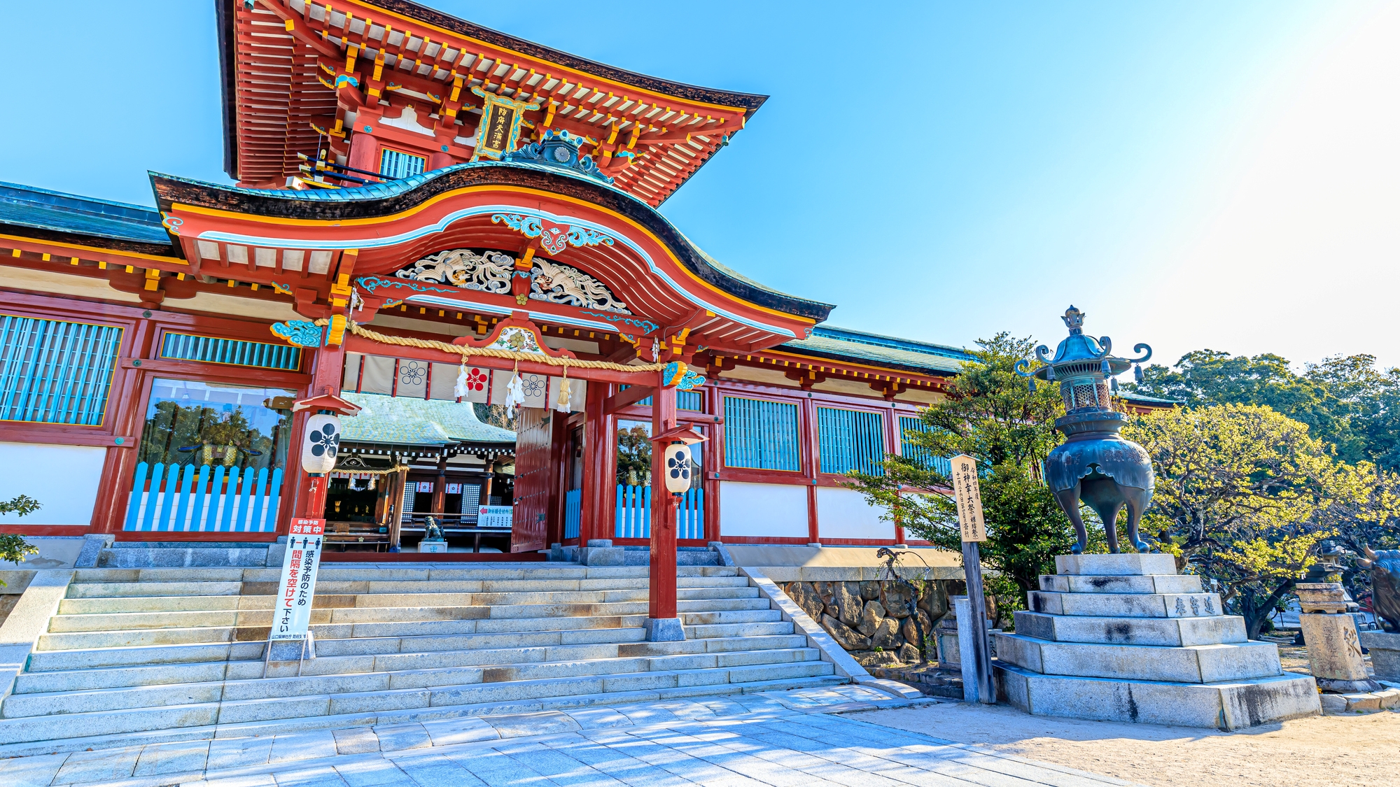 【当館から車で5分】京都の北野天満宮、福岡の太宰府天満宮と並ぶ、日本三大天神の一つ「防府天満宮」