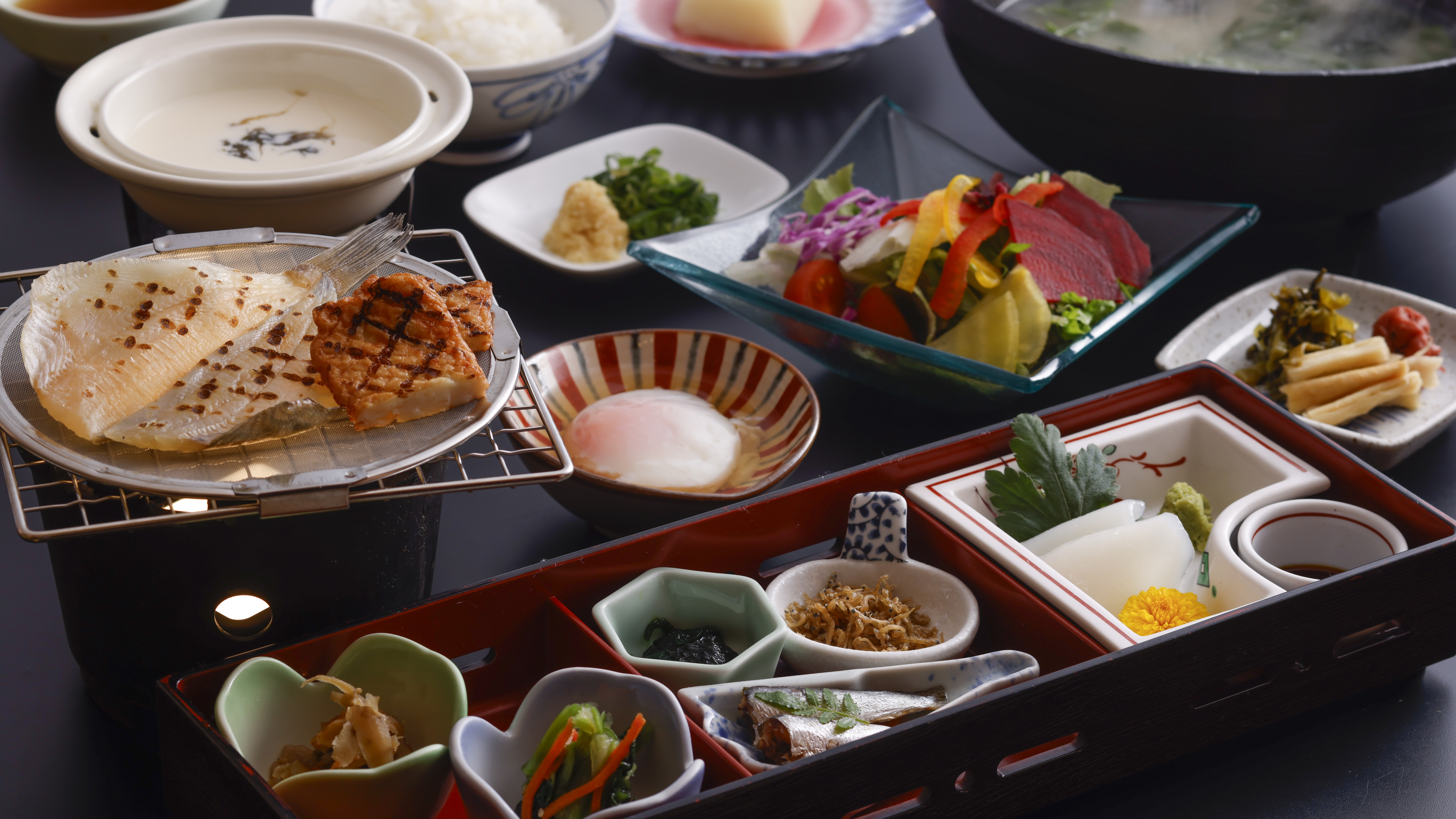 朝食一例（地元食材にこだわり、漁模様等によって日毎に料理内容は変わります）