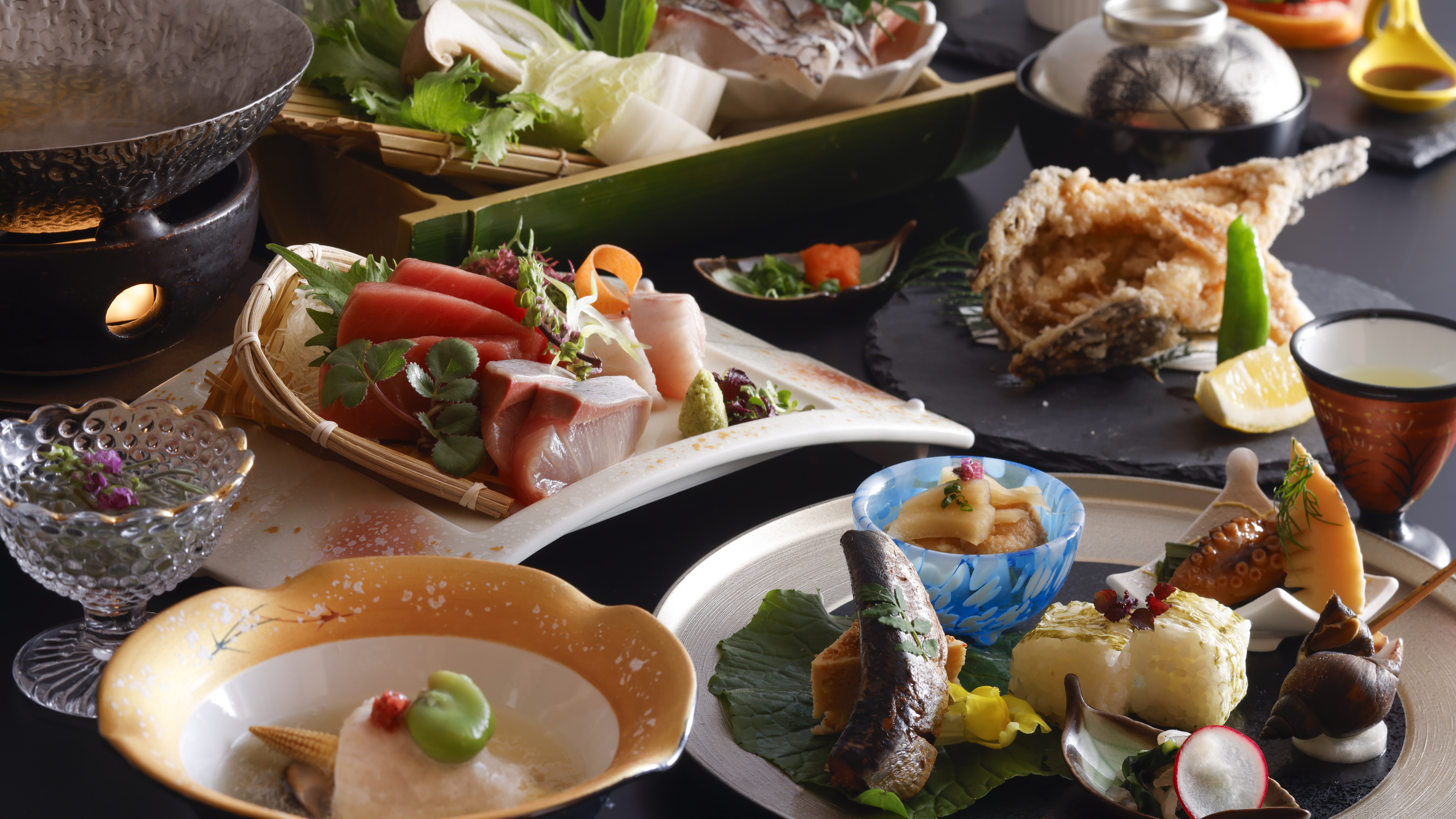 地魚会席の一例（地元食材にこだわり、漁模様等によって日毎に料理内容は変わります）