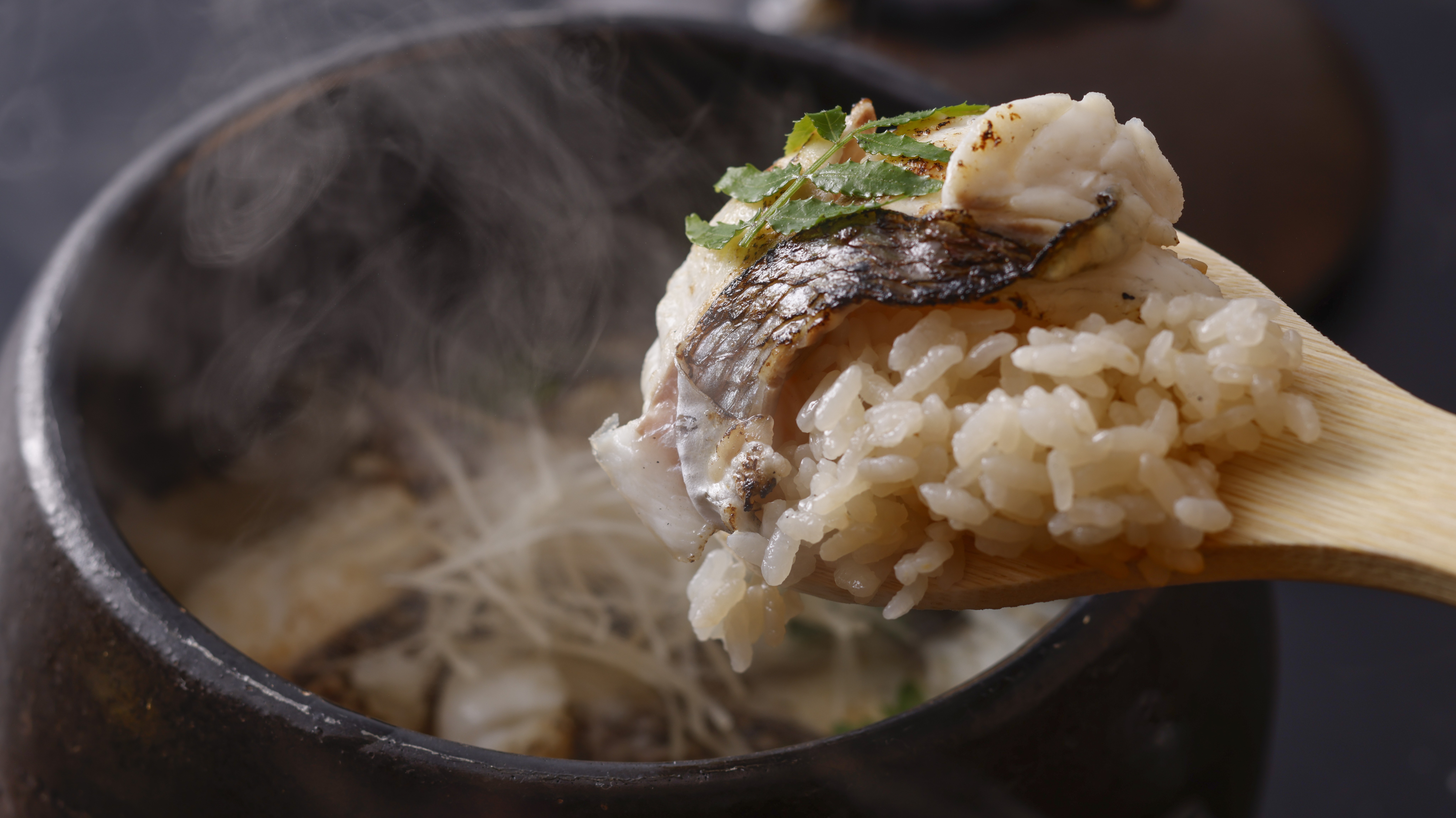 季節の釜めし（地元食材にこだわり、漁模様等によって日毎に料理内容は変わります）