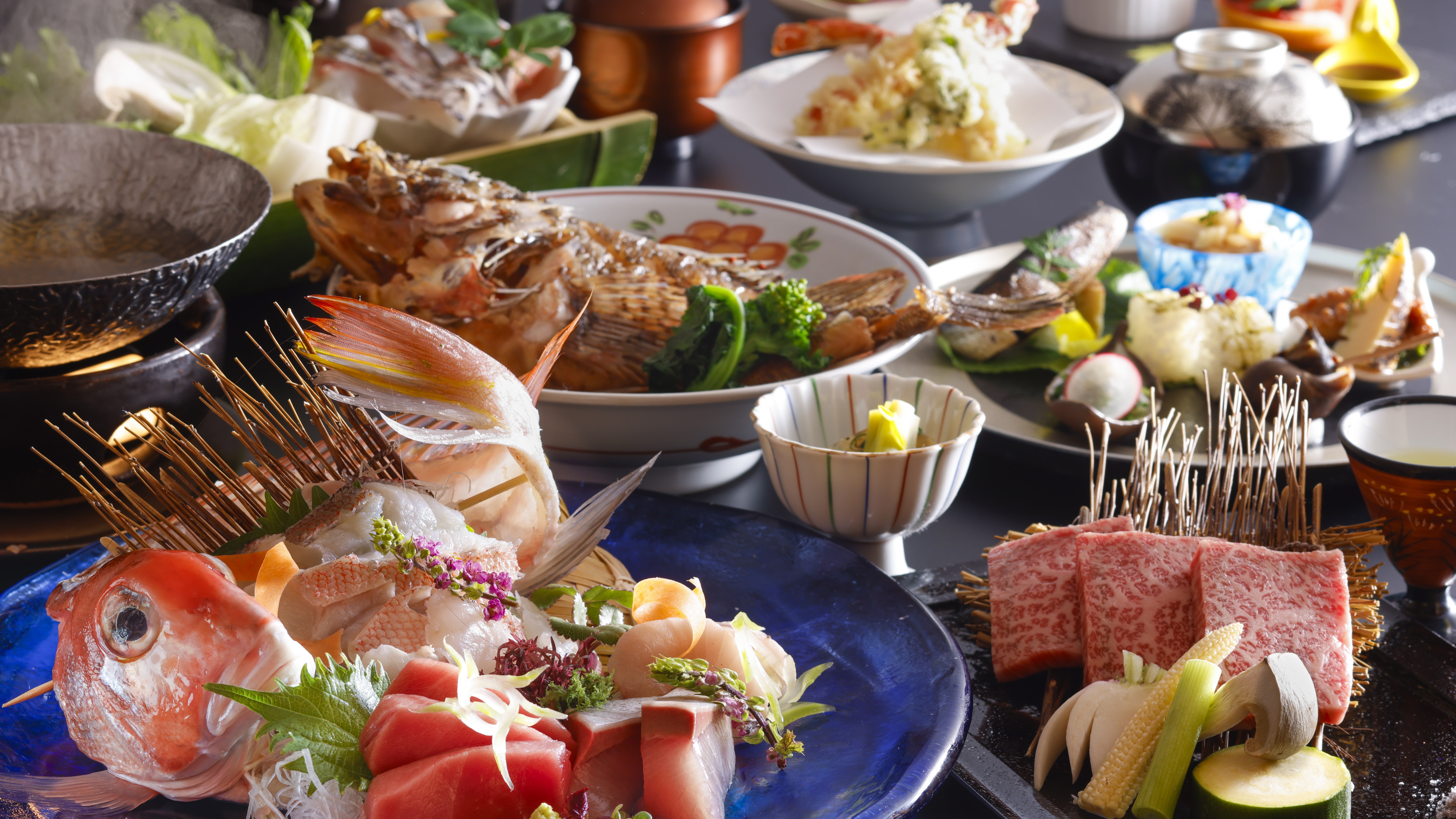 地魚会席デラックス会席の一例（地元食材にこだわり、漁模様等によって日毎に料理内容は変わります）
