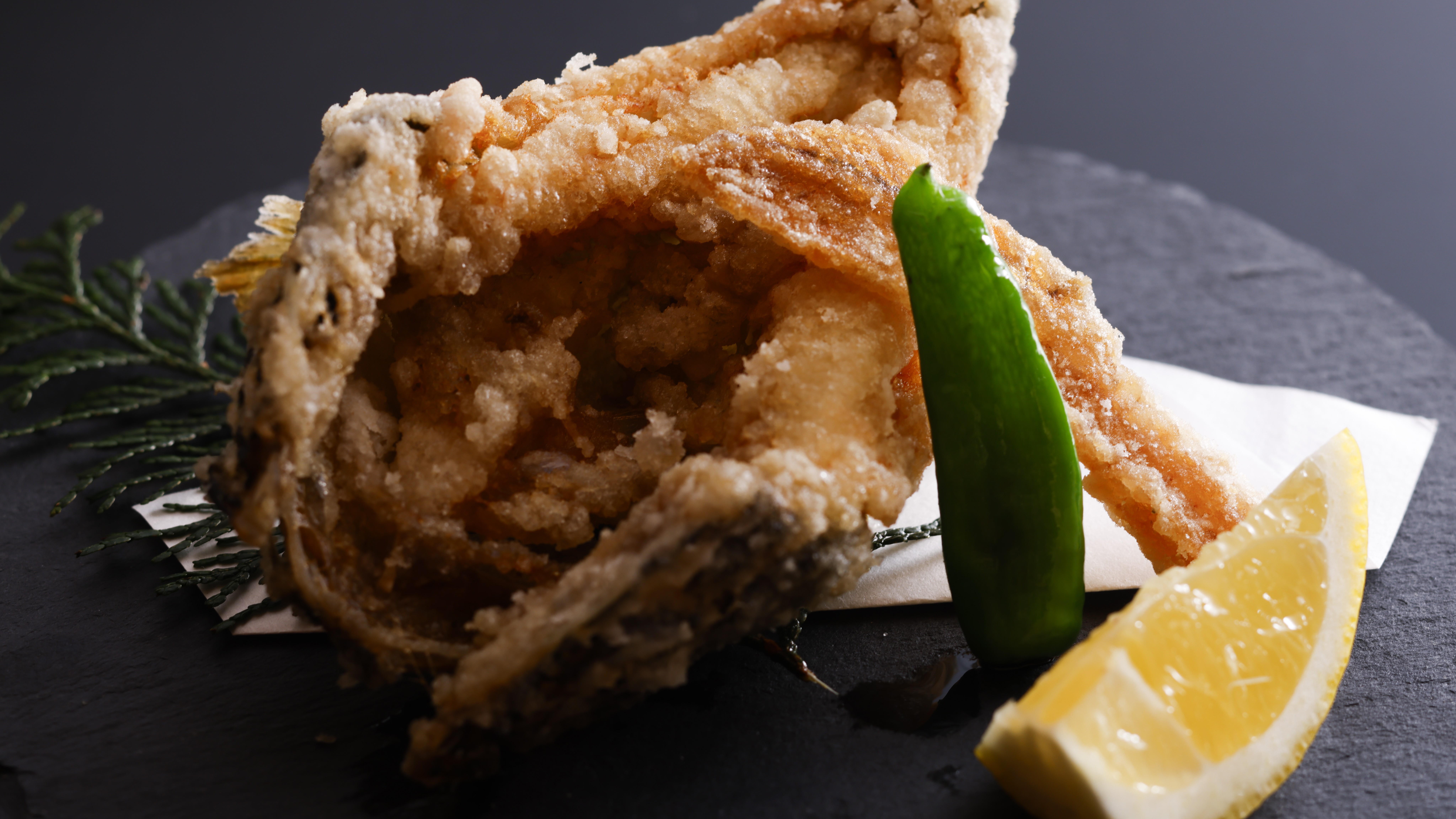 季節の油物（地元食材にこだわり、漁模様等によって日毎に料理内容は変わります）