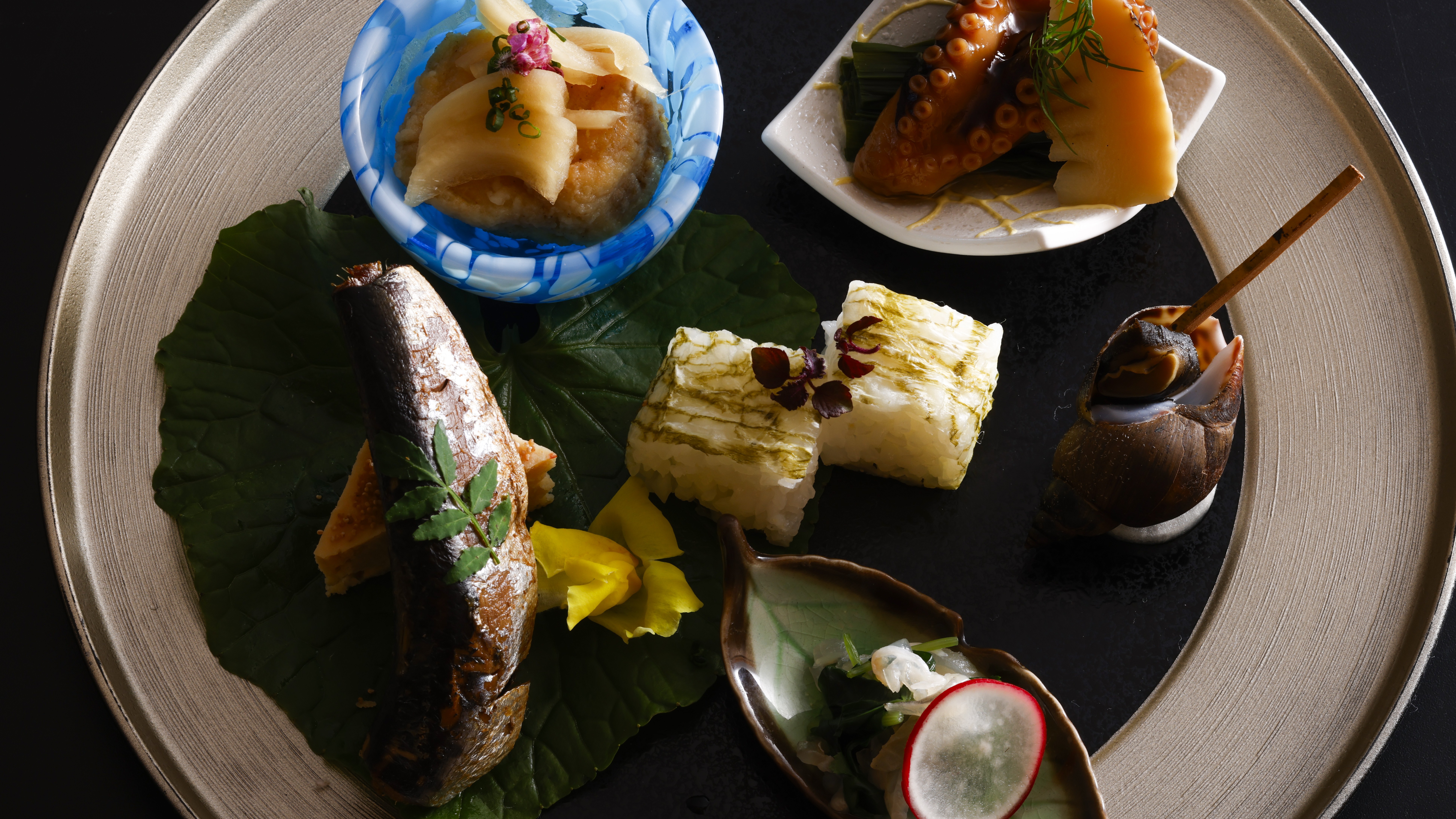 前菜一例（地元食材にこだわり、漁模様等によって日毎に料理内容は変わります）