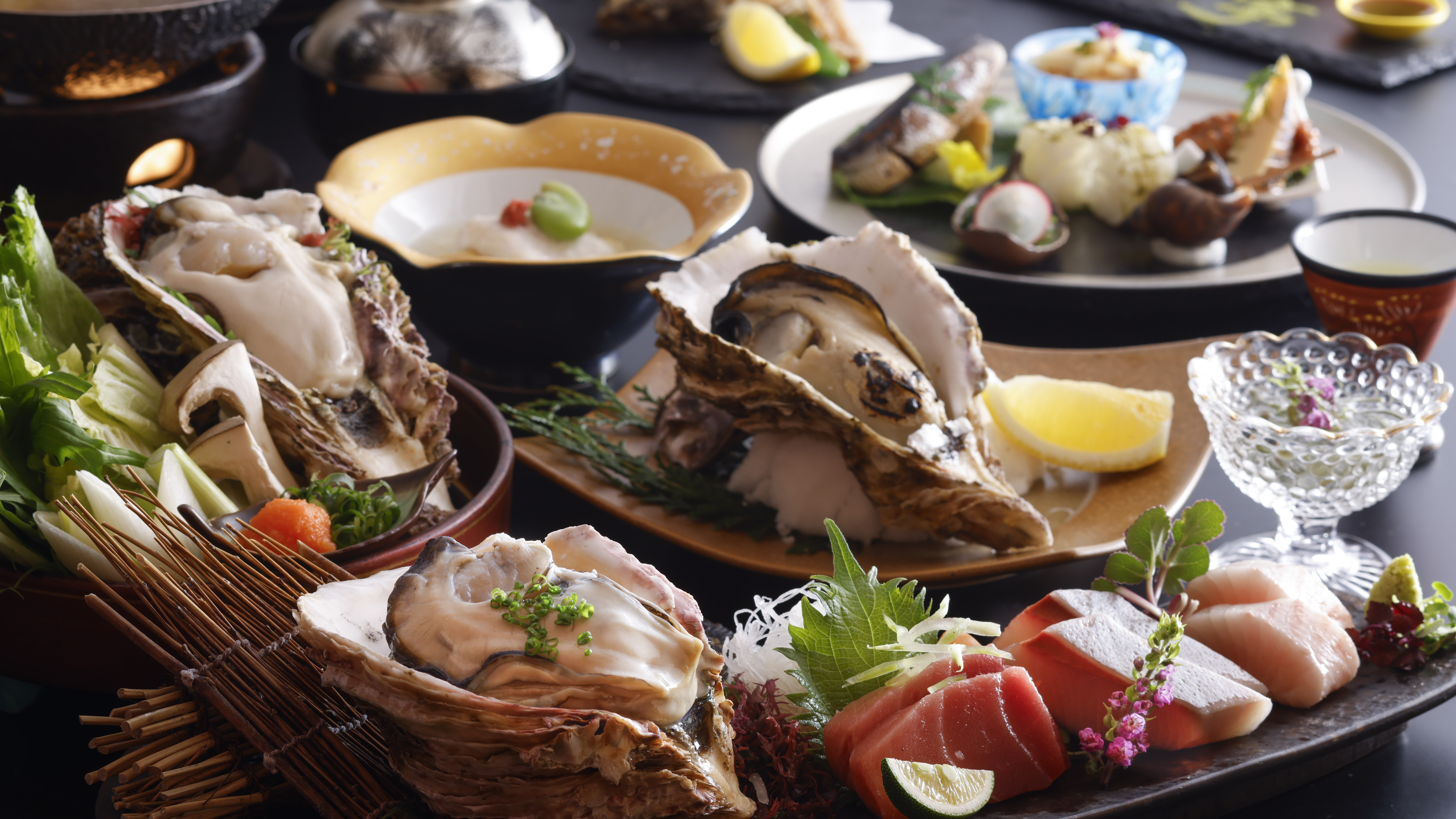 岩ガキ会席の一例（地元食材にこだわり、漁模様等によって日毎に料理内容は変わります）