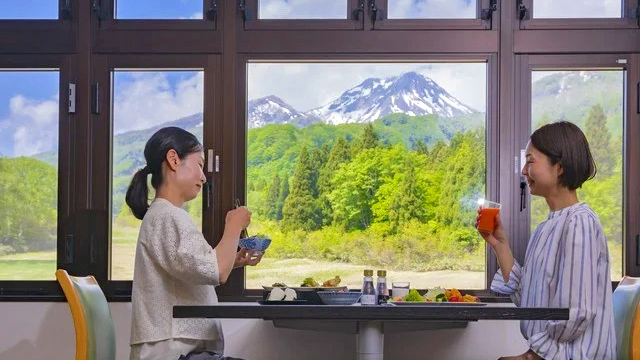 絶景の妙高山を眺めながら、至福の朝食タイム。