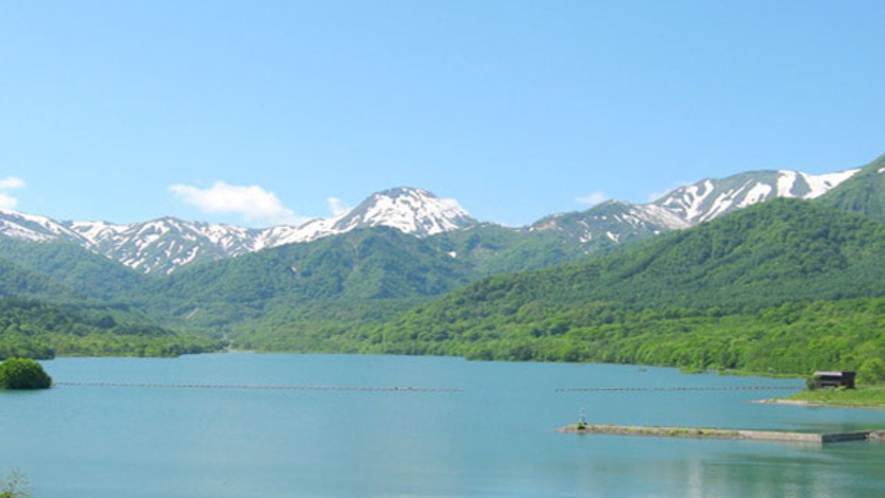 【春】笹ヶ峰・乙見湖から残雪の山々を望む・・・５月下旬の笹ヶ峰の風景です。