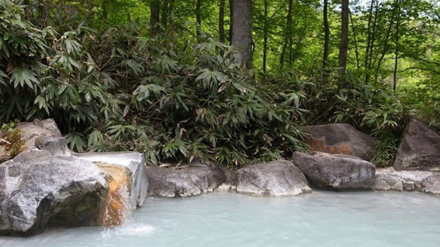 【夏】秘境・燕温泉。白濁した硫黄泉の燕温泉の露天風呂。冬期は雪のため入ることができない秘境です。