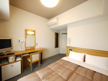 140厘米寬的半雙人床提供舒適合理的住宿！