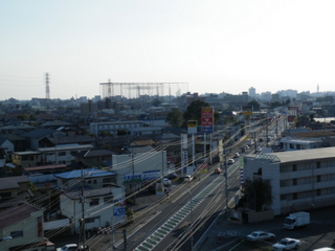 当ホテルから国道４号線→宇都宮市外を望む。宇都宮駅まではお車で２０分ほどです。