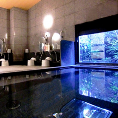 当ホテル最大の特徴はこの大浴場！足を伸ばしてゆ〜ったり温泉気分♪癒されますよ〜