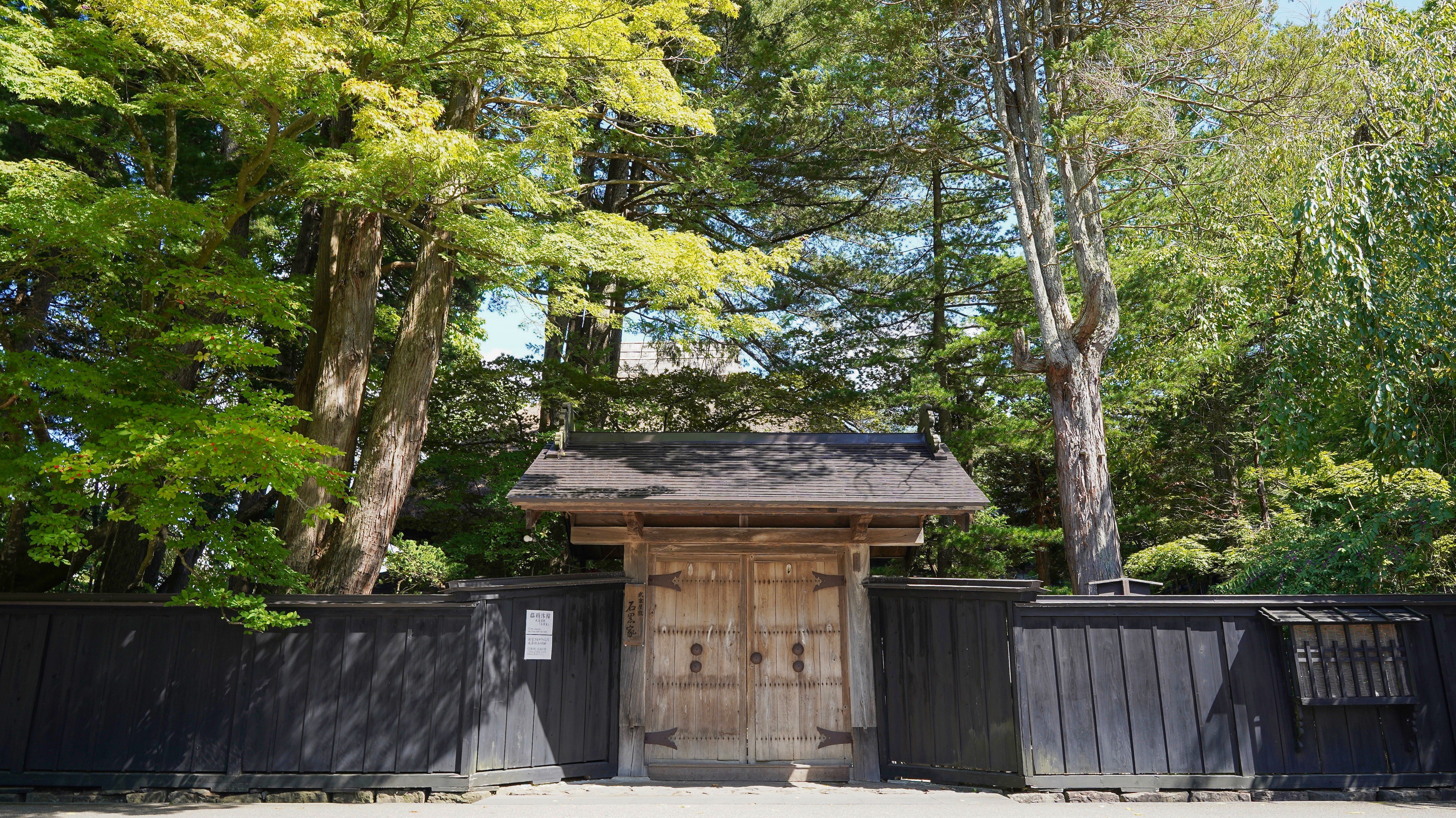 重要伝統的建築物群保存地区の角館武家屋敷。桜が終わると新緑の爽やかさをお楽しみいただけます。