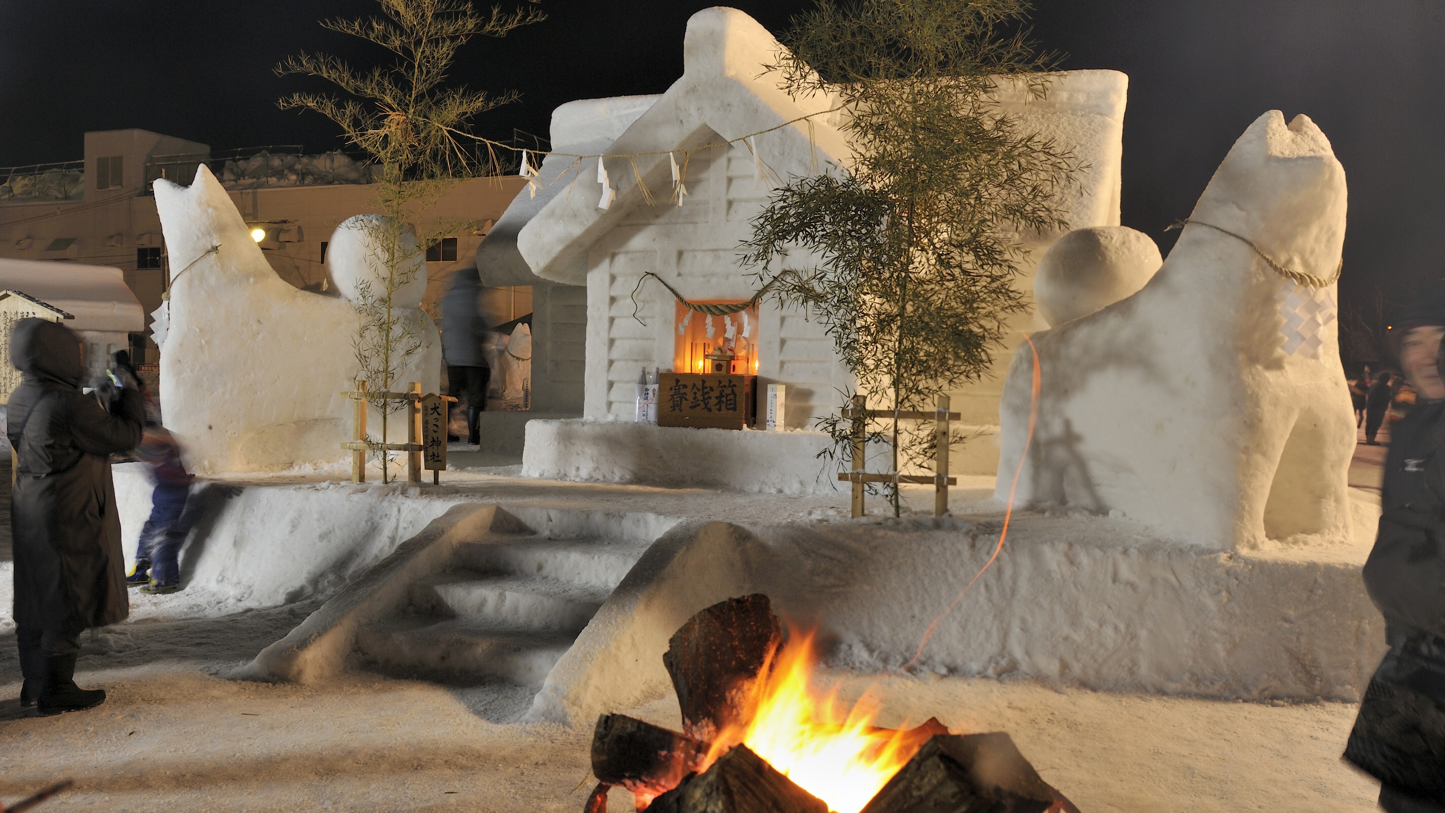 犬っこまつり。お祭り期間に合わせ、近隣の酒蔵も開放される為、日本酒もお楽しみいただけます。