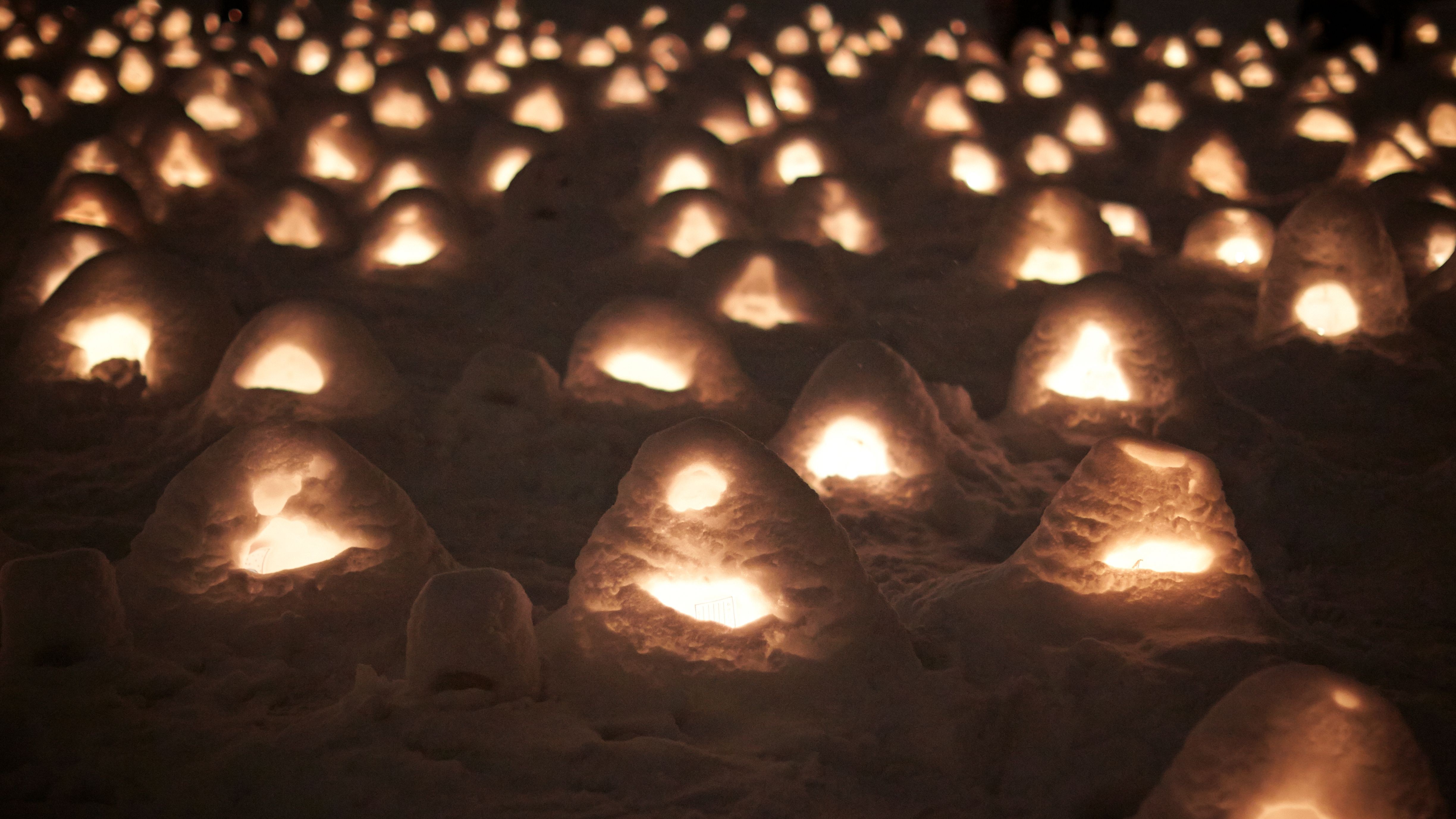 かまくらまつり。約450年歴史があるといわれ、毎年2月に行われる水神様をまつる小正月行事です。