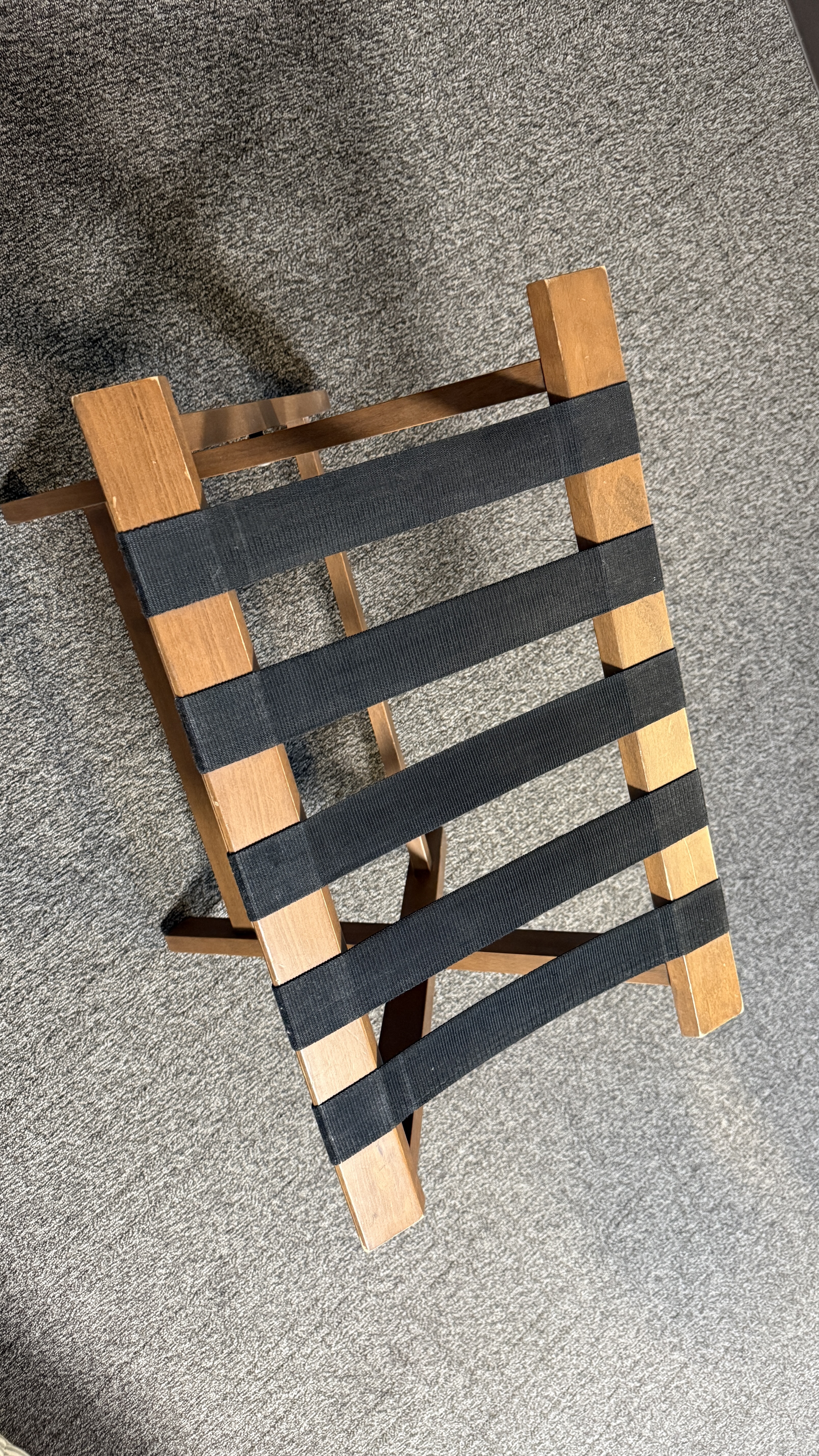 お荷物台　全てのお部屋でご利用いただけます。