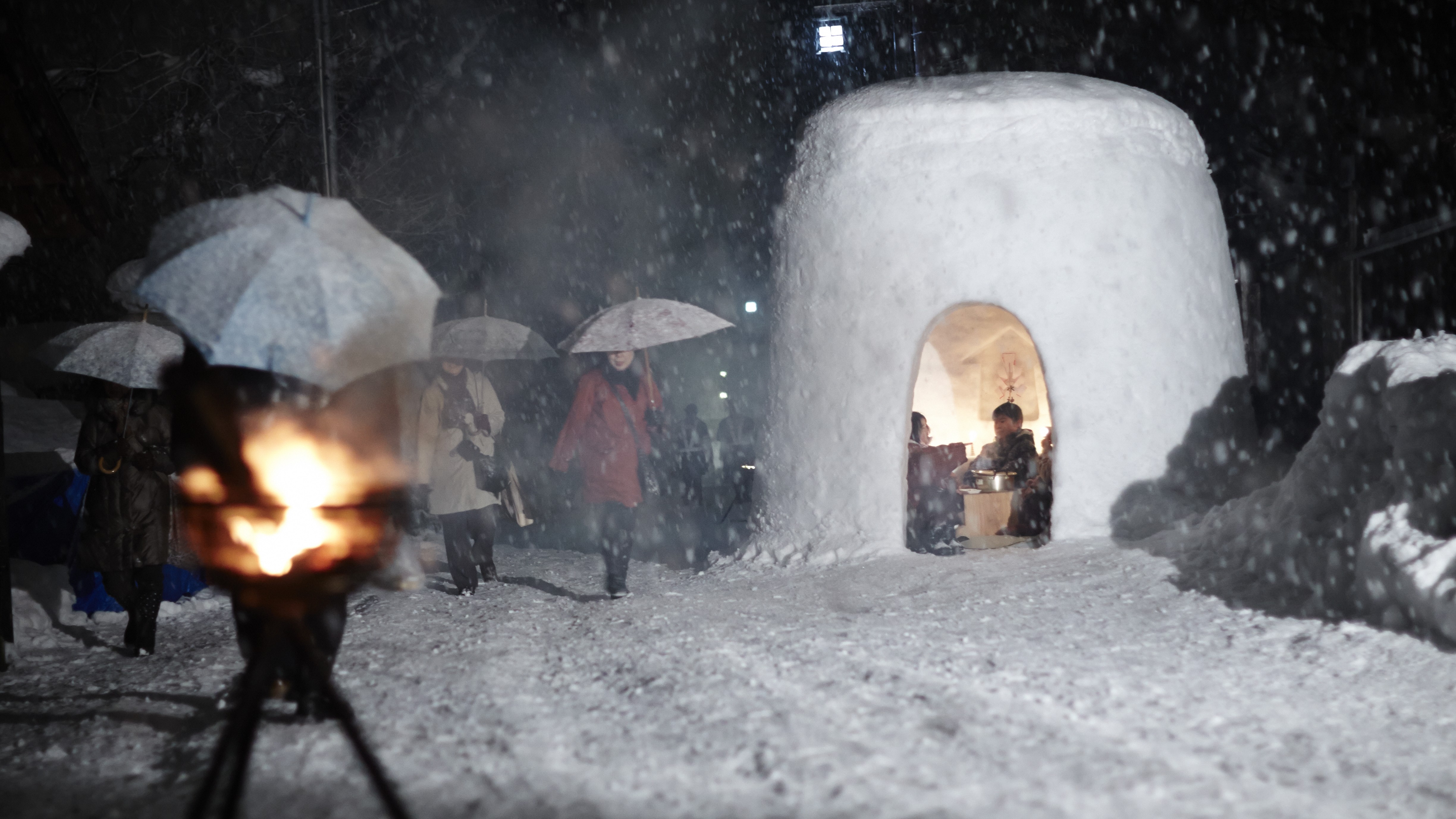 かまくらまつり。約450年歴史があるといわれ、毎年2月に行われる水神様をまつる小正月行事です。