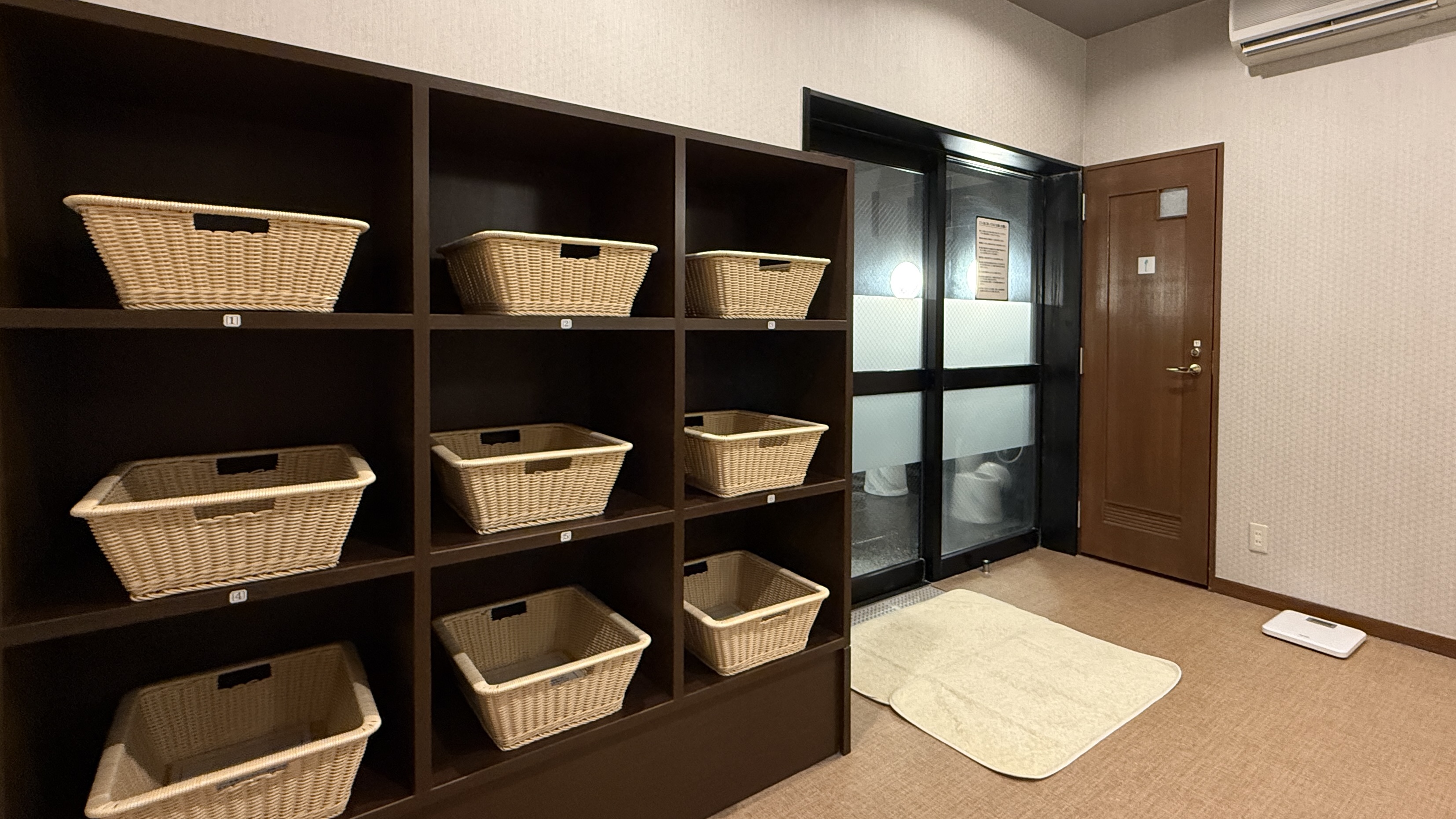 男性用大浴場【脱衣スペース】