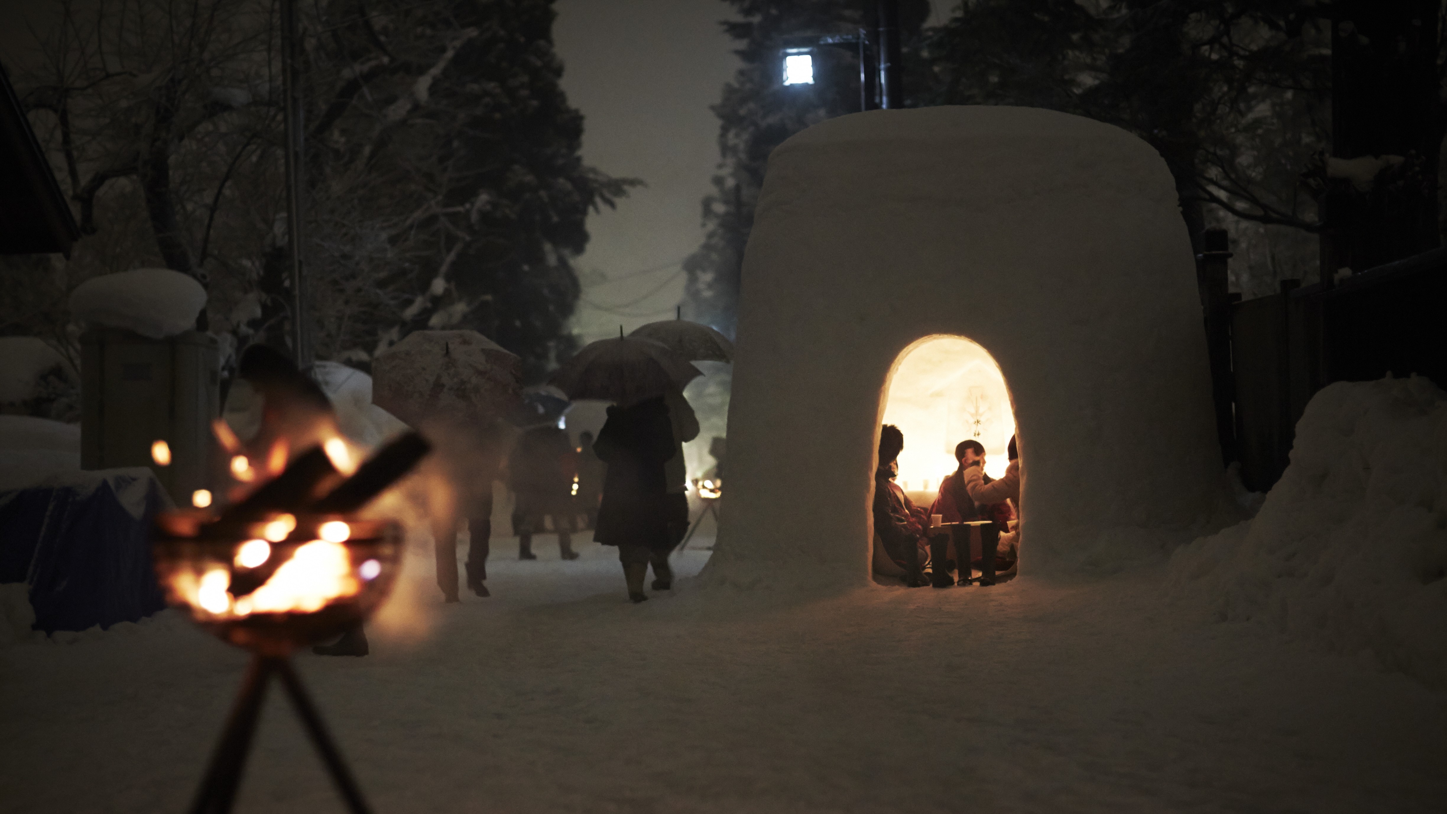 かまくらまつり。約450年歴史があるといわれ、毎年2月に行われる水神様をまつる小正月行事です。