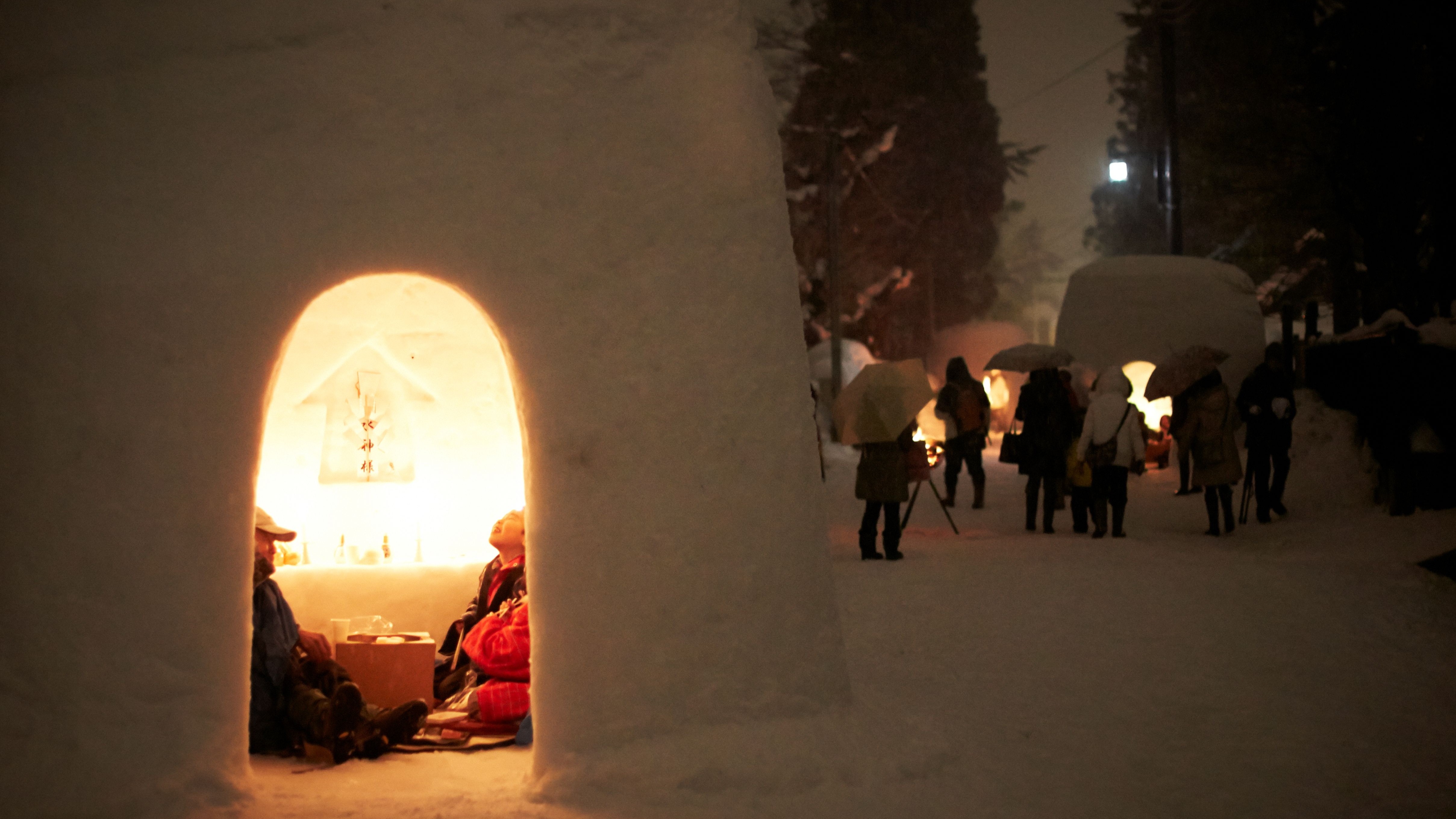 かまくらまつり。約450年歴史があるといわれ、毎年2月に行われる水神様をまつる小正月行事です。