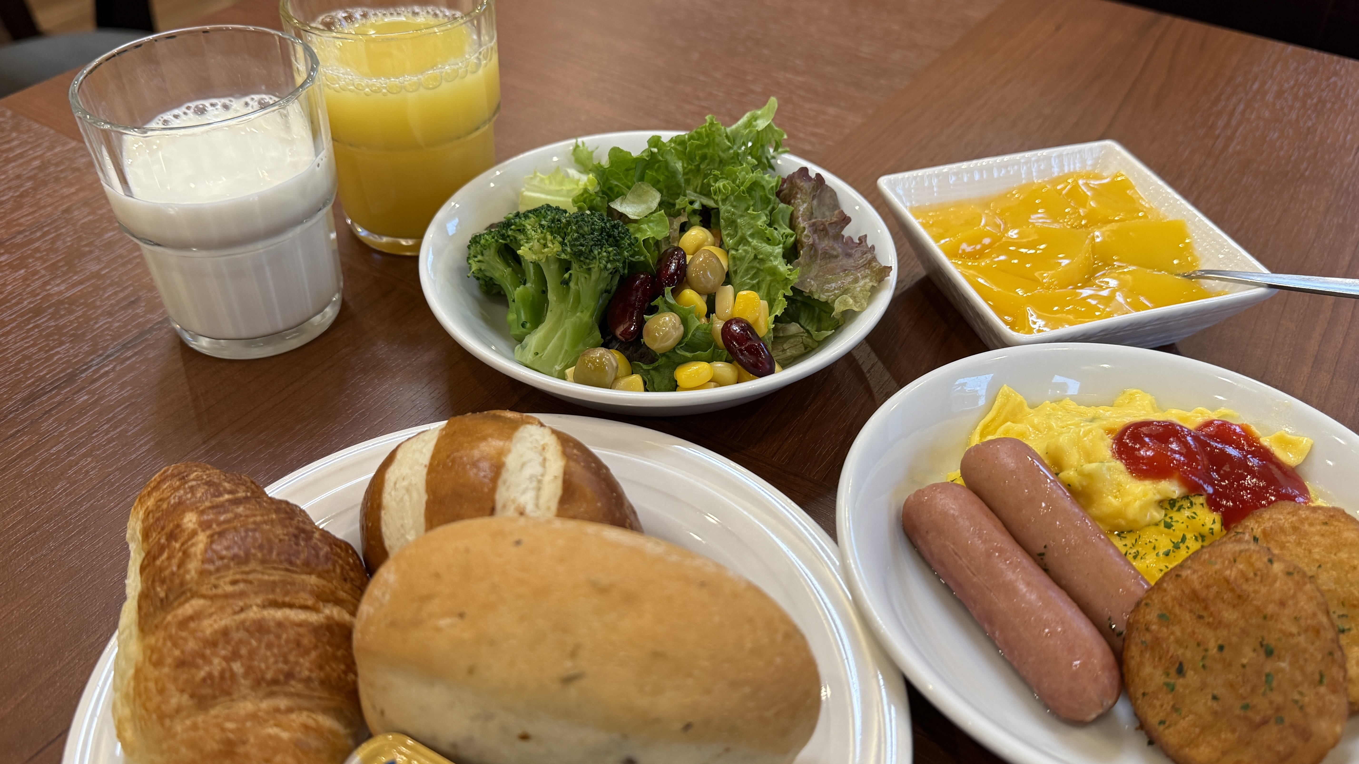 朝食バイキング　メニューは日替わりでご用意しております。