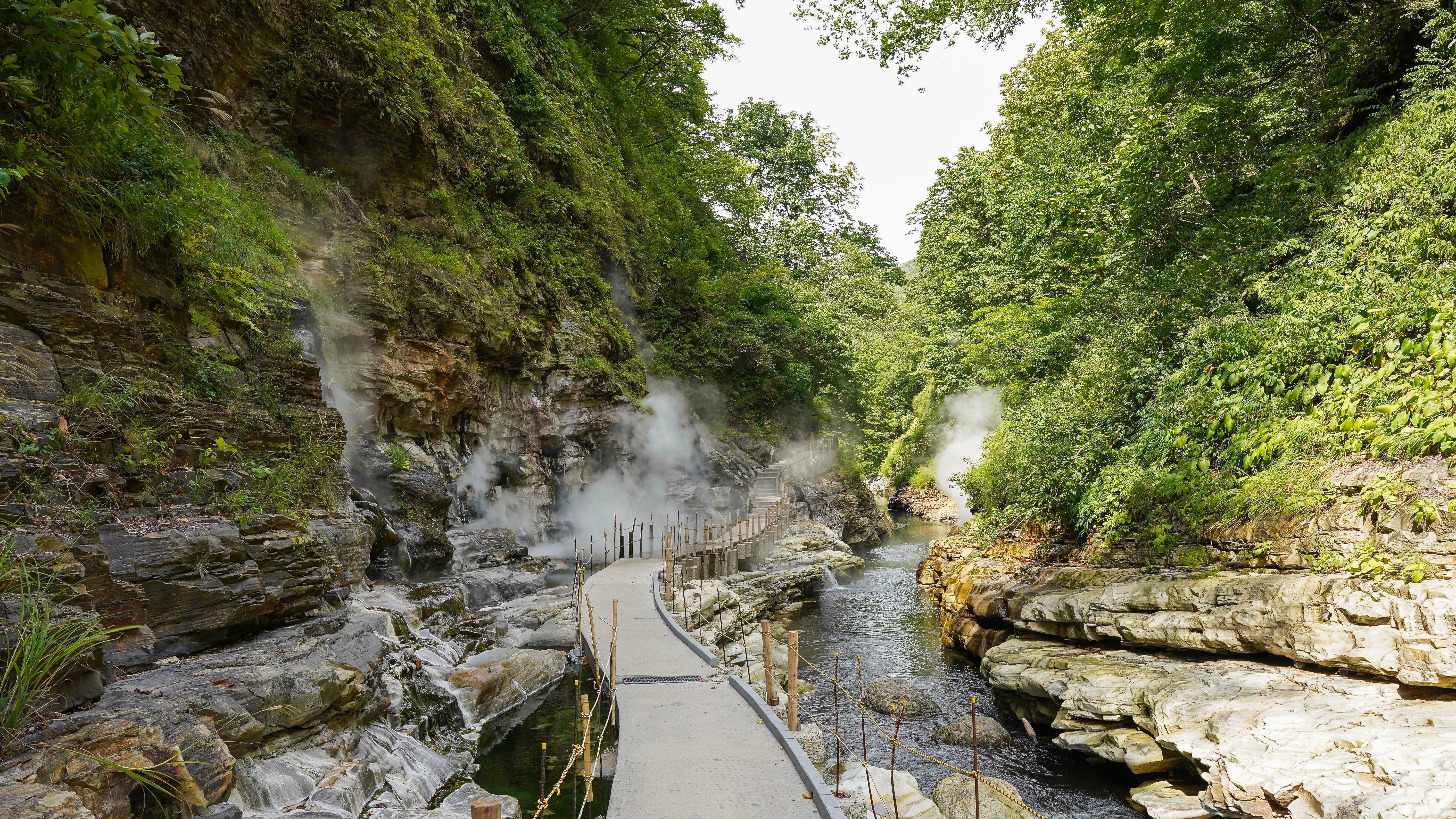温泉地、景勝地として有名な小安狭