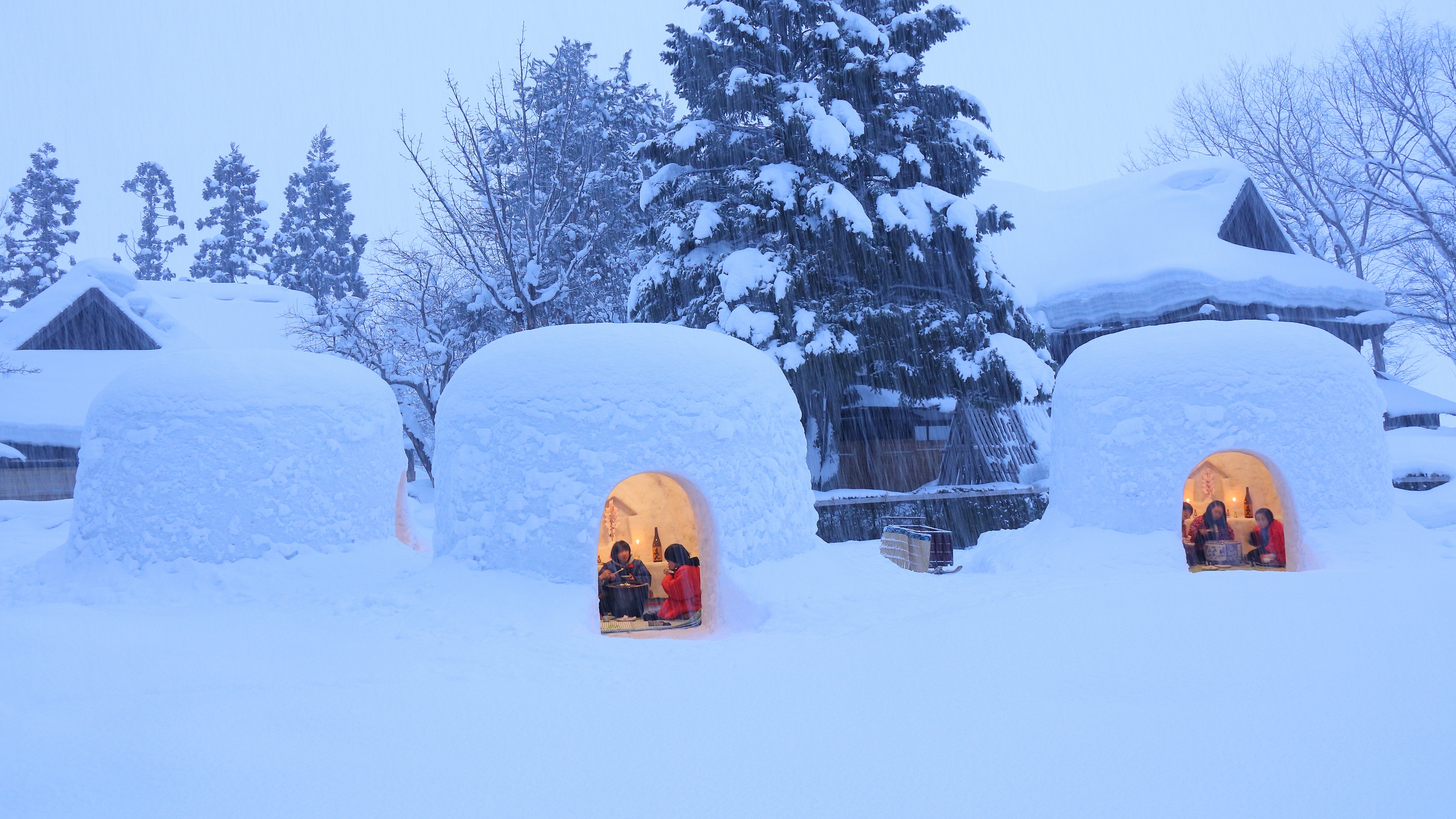かまくらまつり。約450年歴史があるといわれ、毎年2月に行われる水神様をまつる小正月行事です。