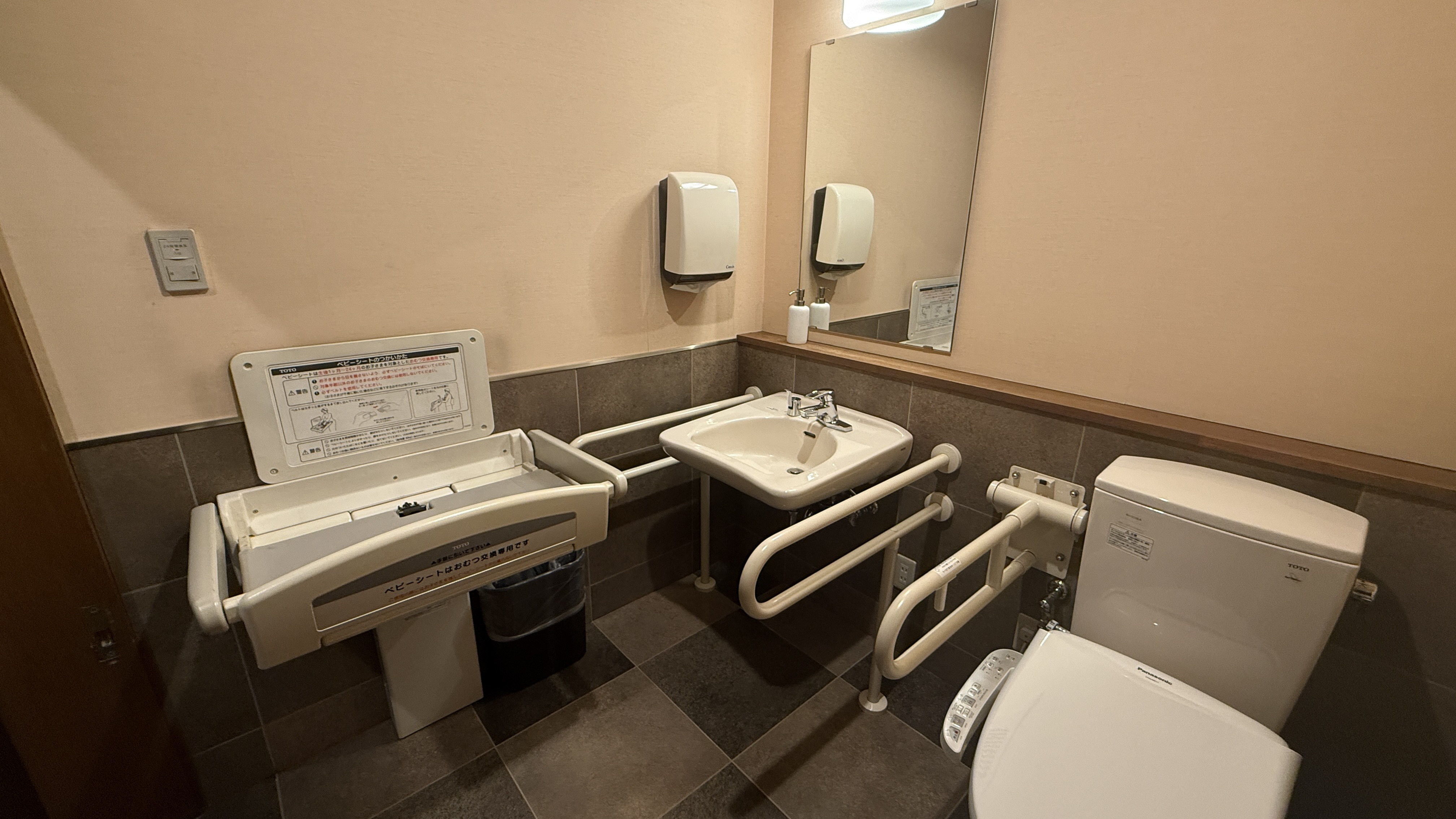 【女性用トイレ・バリアフリートイレ】