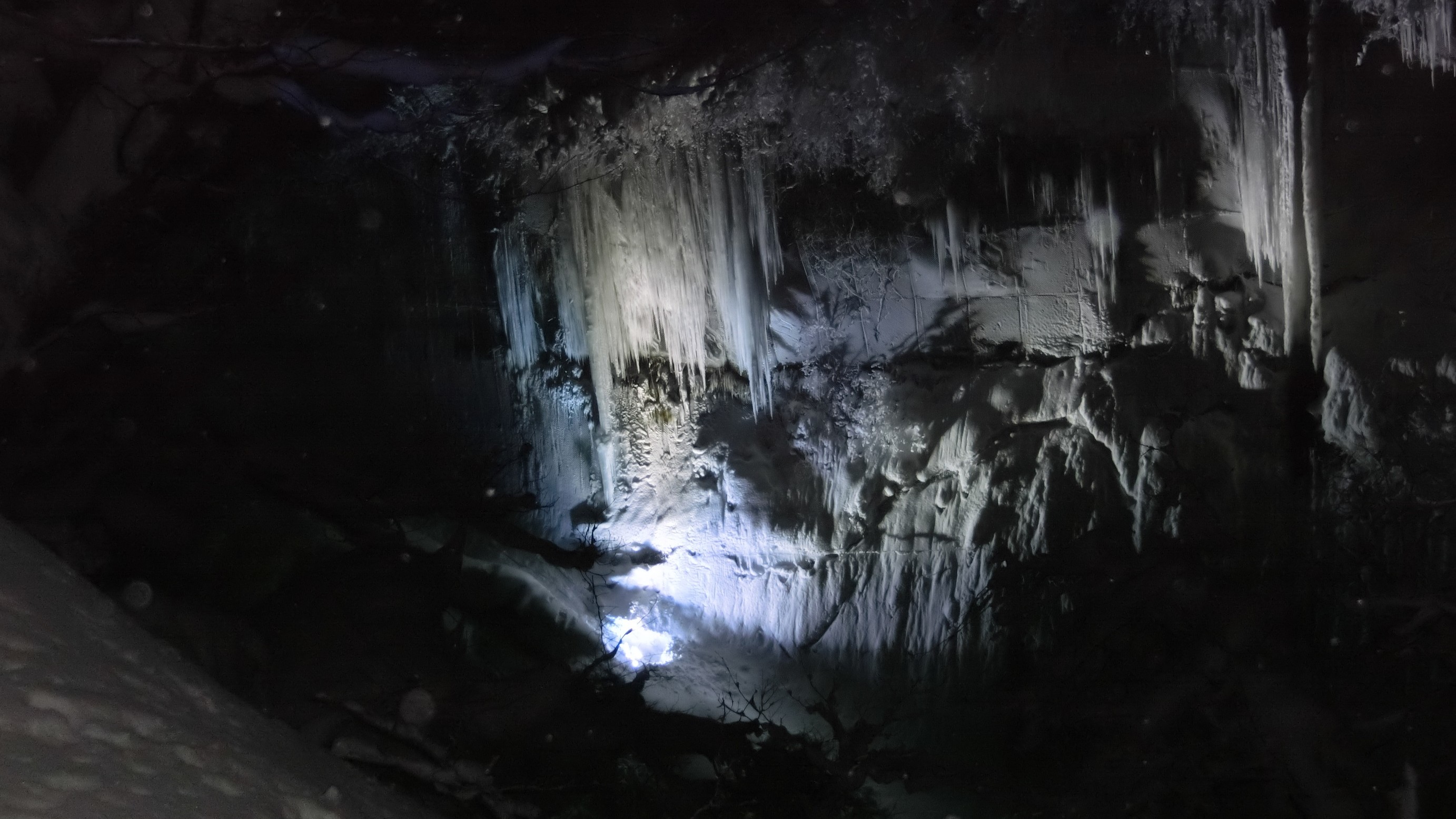 温泉地、景勝地として有名な小安狭のしがっこまつり。『しがっこ』とは『つらら』のことです。