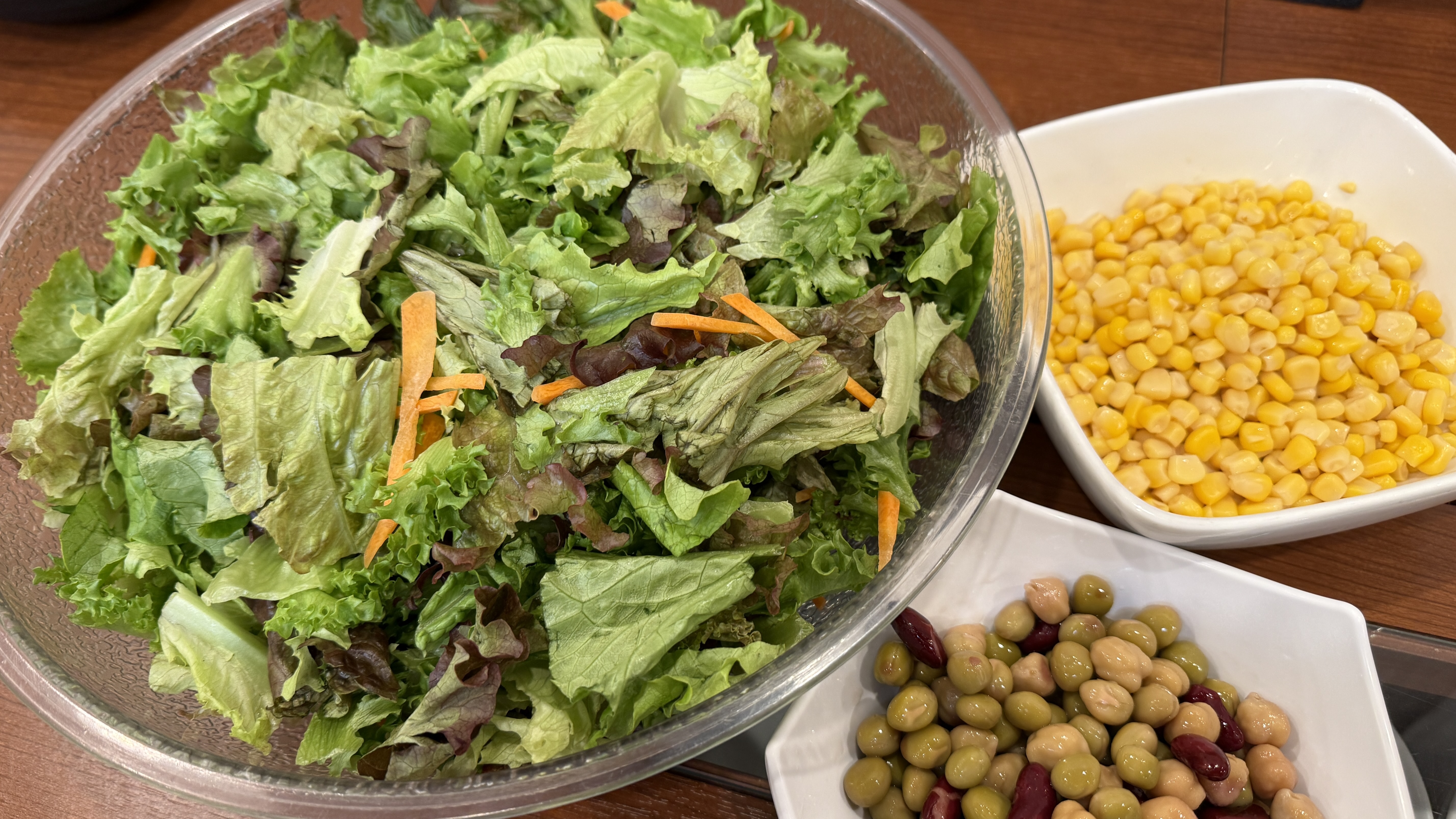 【野菜のサラダ・コーン・ミックスビーン・海草サラダなど】朝食バイキング　日替わりでご用意しております