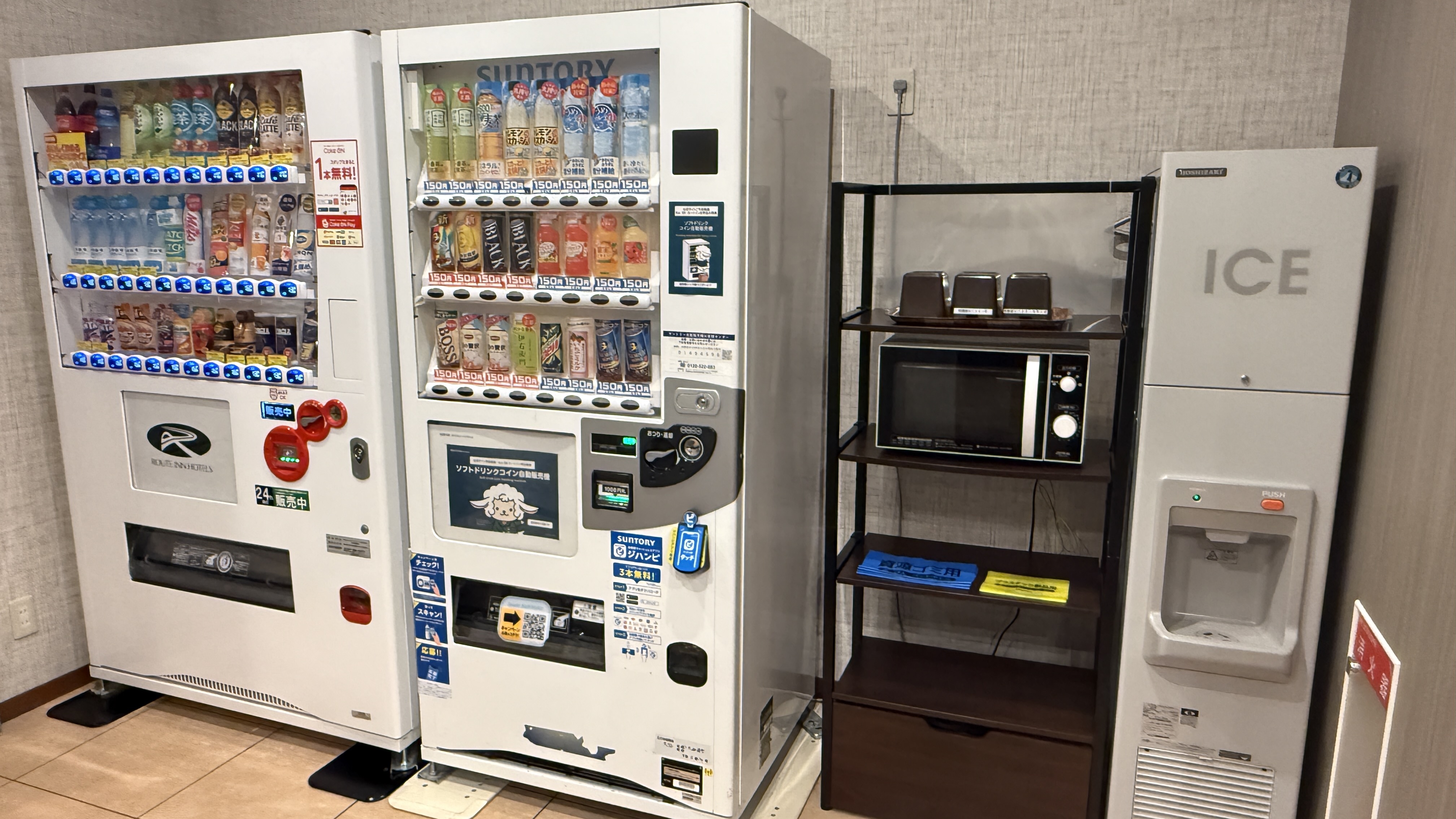 【製氷機】1階リラクゼーションホール手前に設置。
