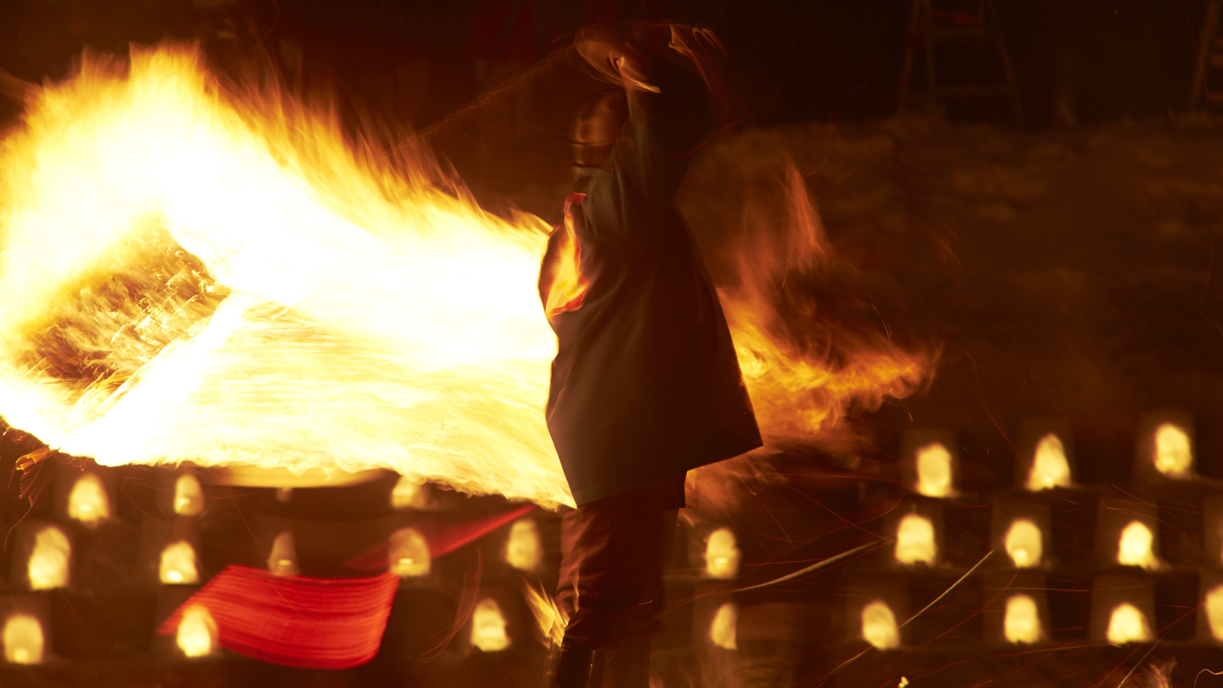 神聖な火で田んぼの厄を払うとともに、家族の無病息災・家内安全など、一年の無事を祈願します。