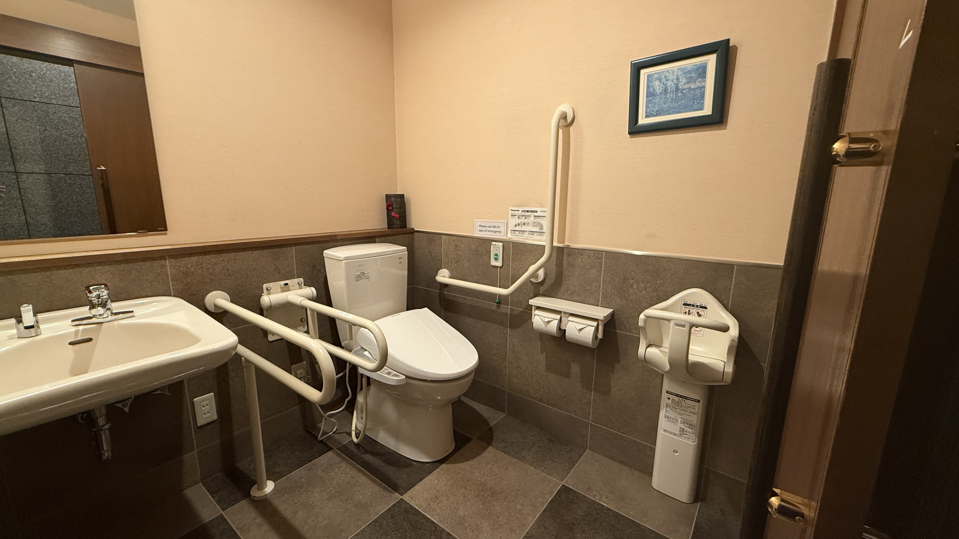 【女性用トイレ・バリアフリートイレ】