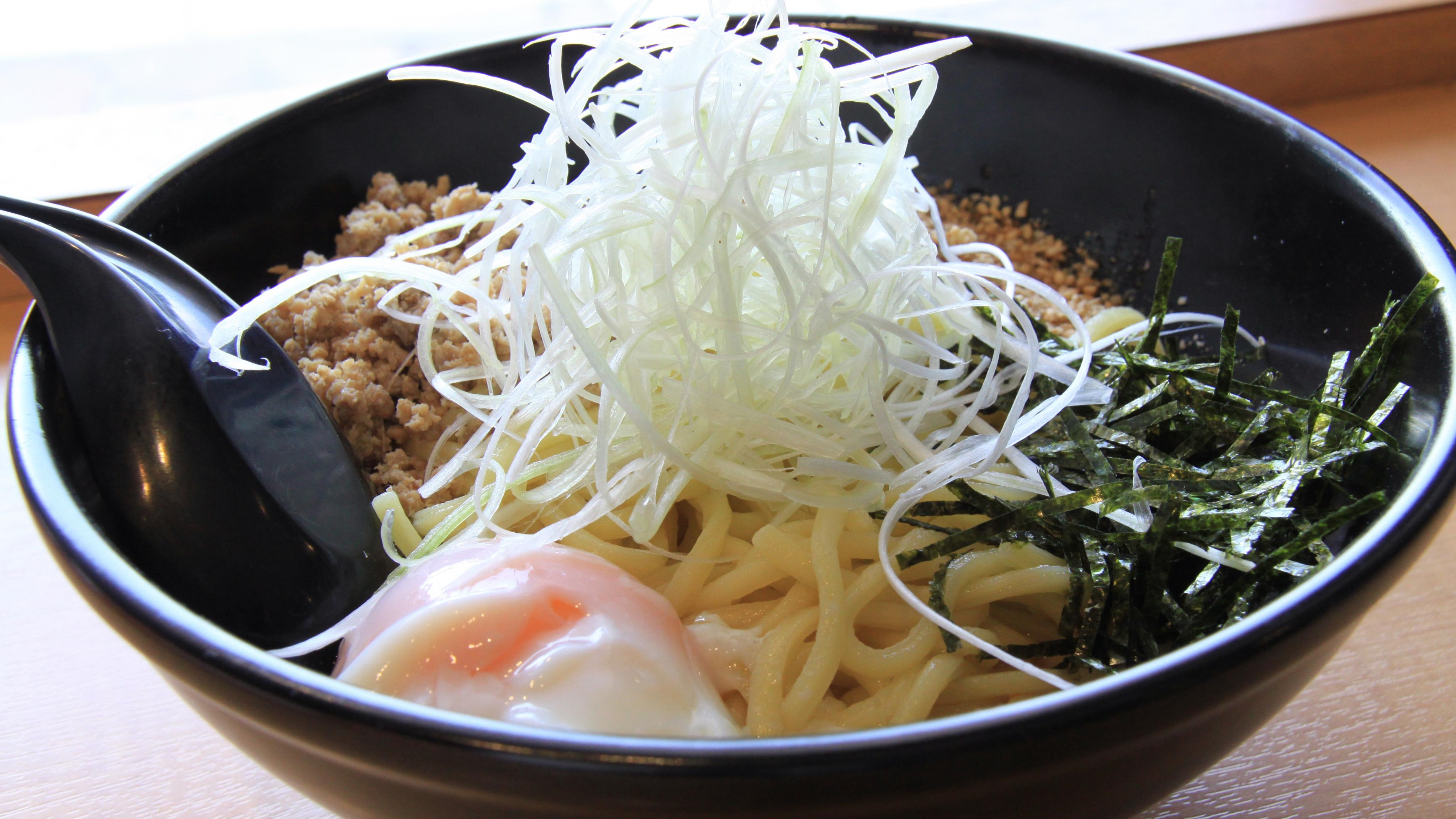  広島が発祥！　汁なし坦々麺