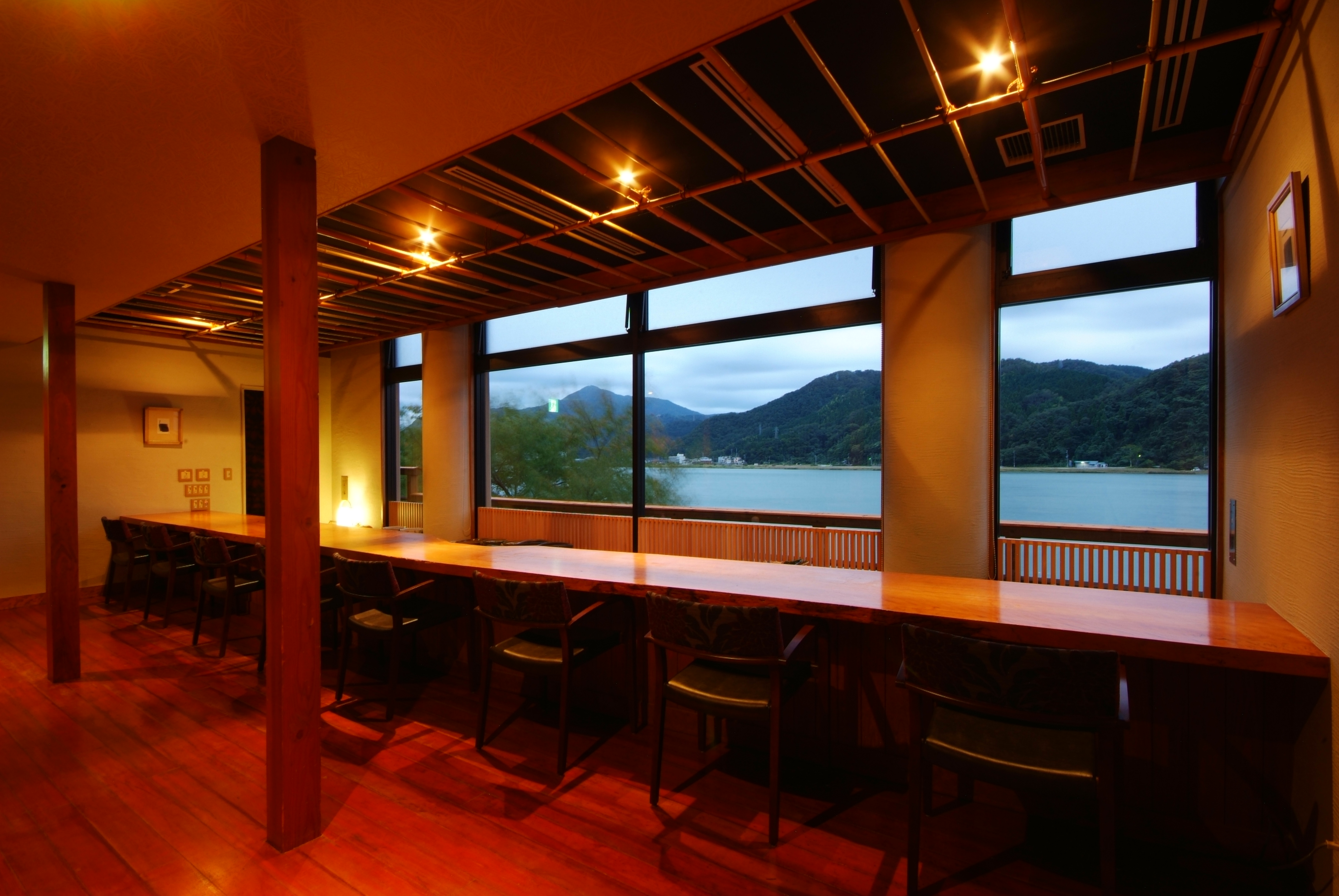 【食事処・雲水】1階客室をご予約のお客様はカウンター席、ホール席のいずれかをご用意いたします。