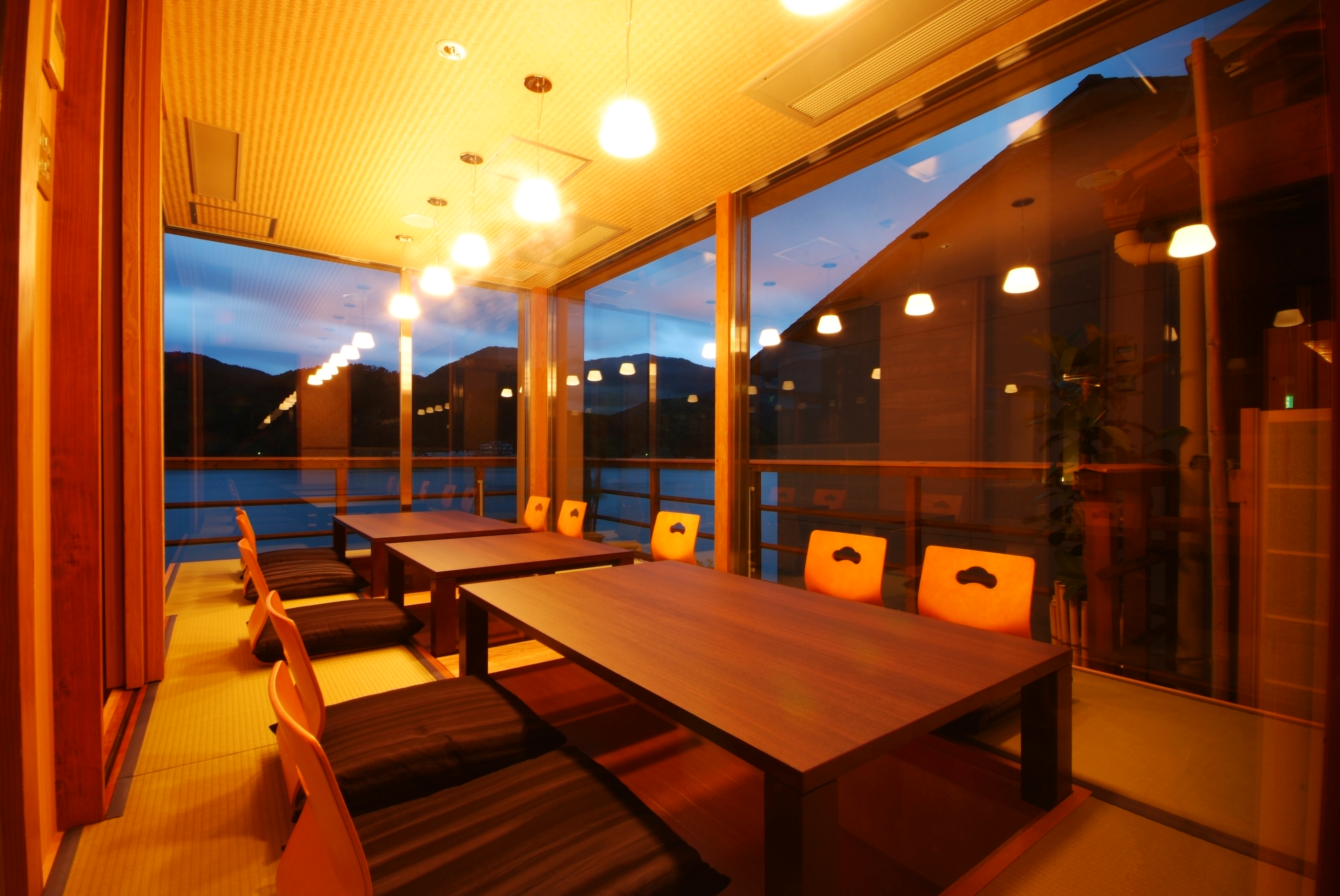 【食事処/漣】最大8名様までお入り頂けます。（ご予約は承っておりません。）