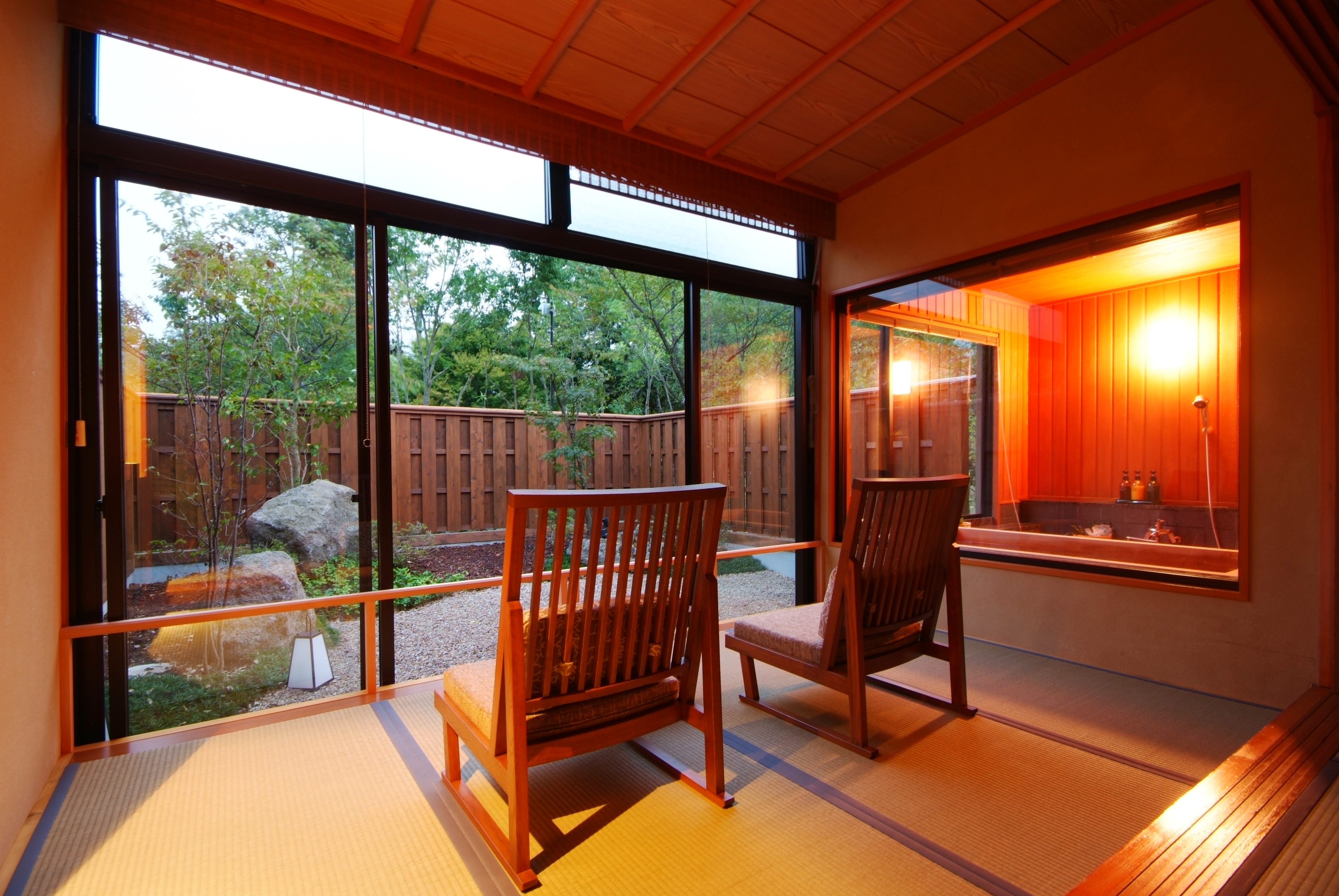 1階和室8畳+広縁4畳(禁煙)【坪庭側】会場食◎席間衝立あり