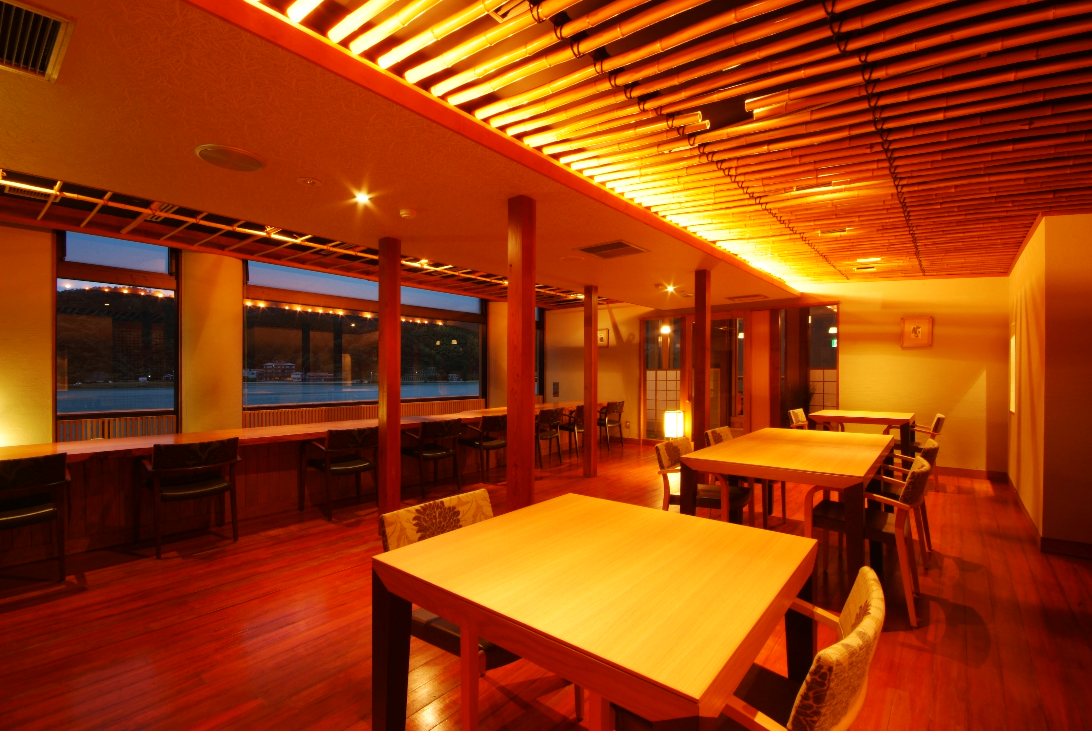 【食事処・雲水】1階客室をご予約のお客様はカウンター席、ホール席のいずれかをご用意いたします。