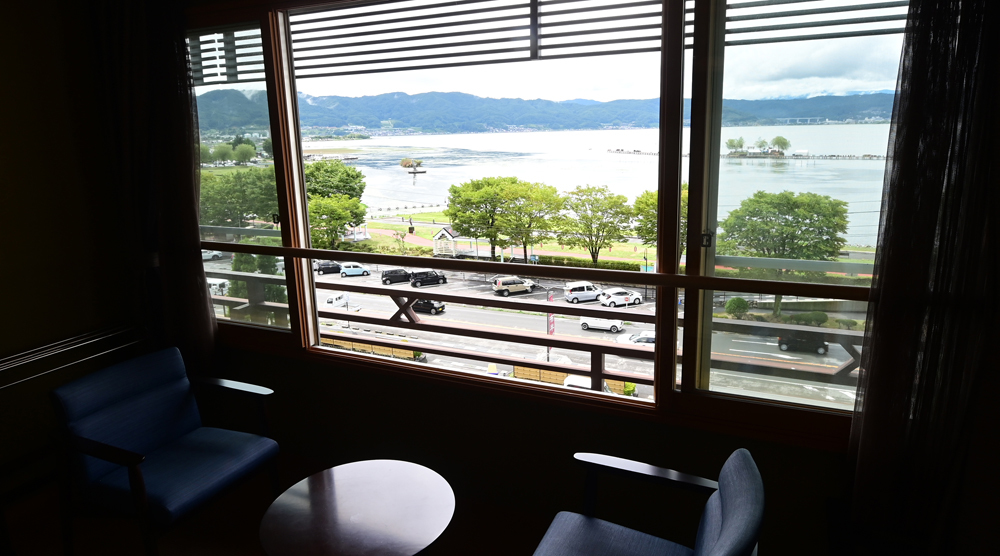 湖側本館客室からの眺めです。晴れた日には幻想的な夕陽を。