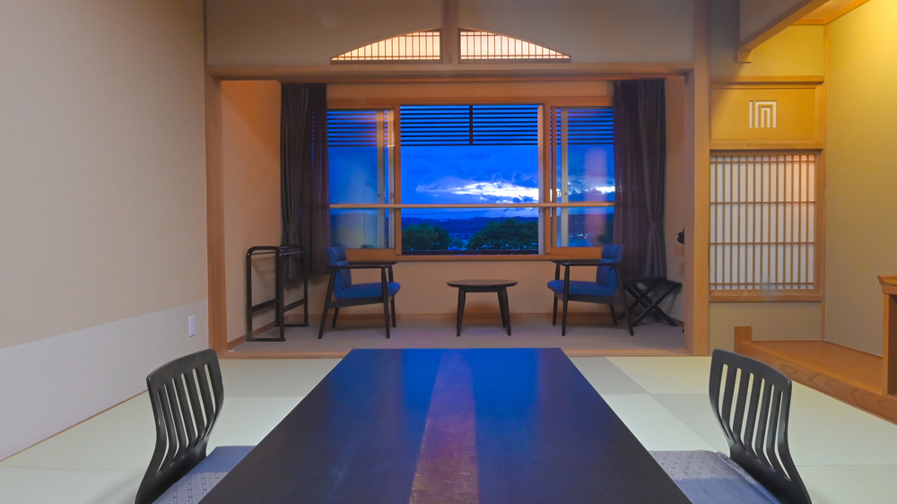 湖側本館４階or５階　諏訪湖の美景を望む１０畳◆禁煙　諏訪湖を正面に望む見晴らしの良いお部屋です。晴