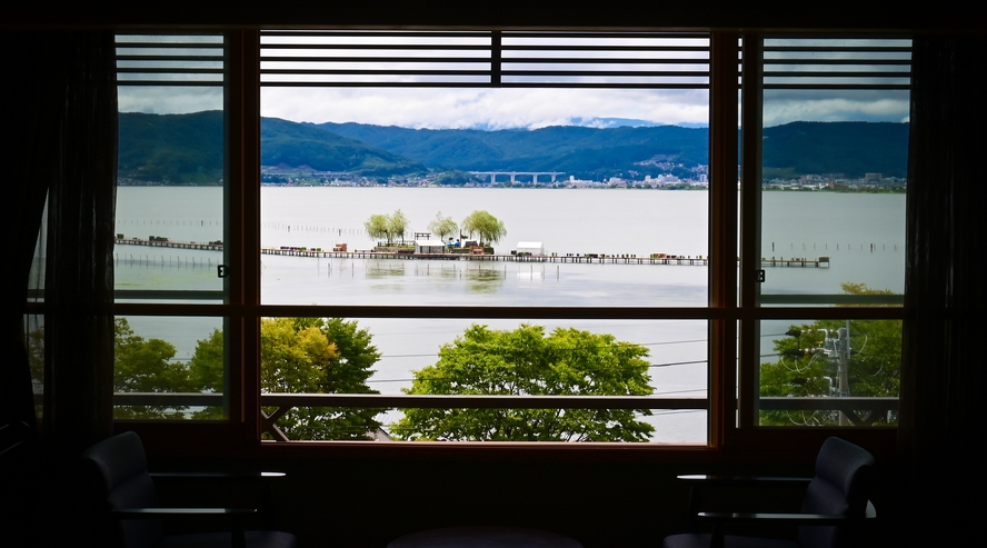 湖側本館5Ｆ客室からの眺望。諏訪湖の神秘の四季の景色を。