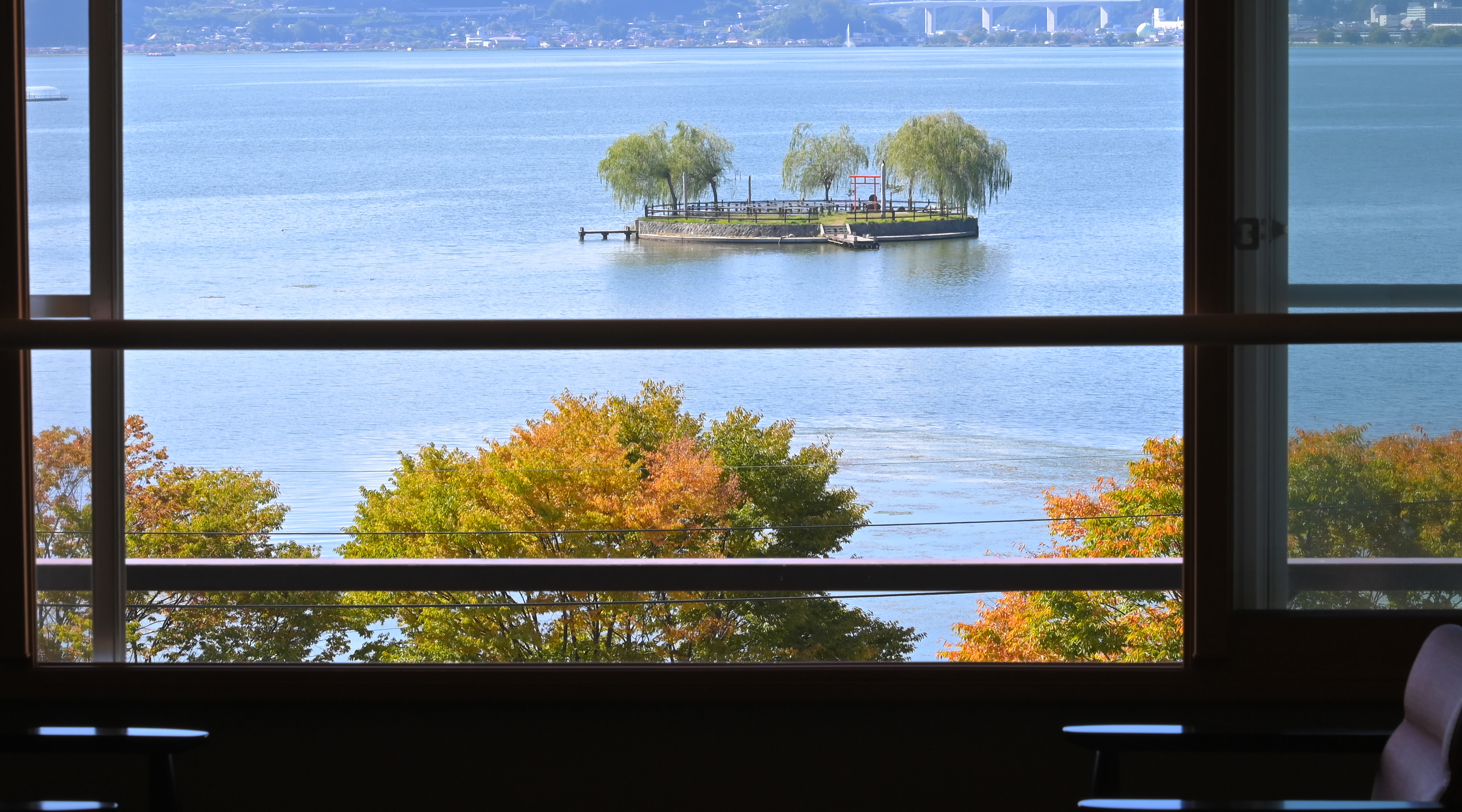 湖側本館5Ｆからの秋季の眺めです。１日のうちに何度も表情を変える美しい諏訪湖を一望