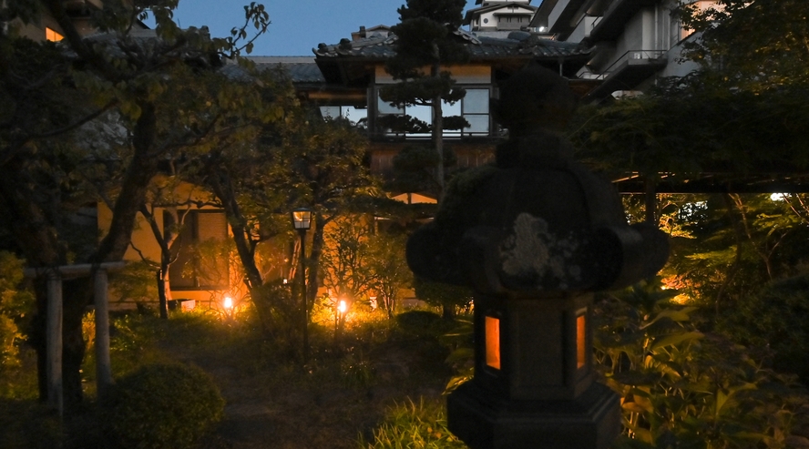当館の日本庭園。夕刻～夜はライトアップされます